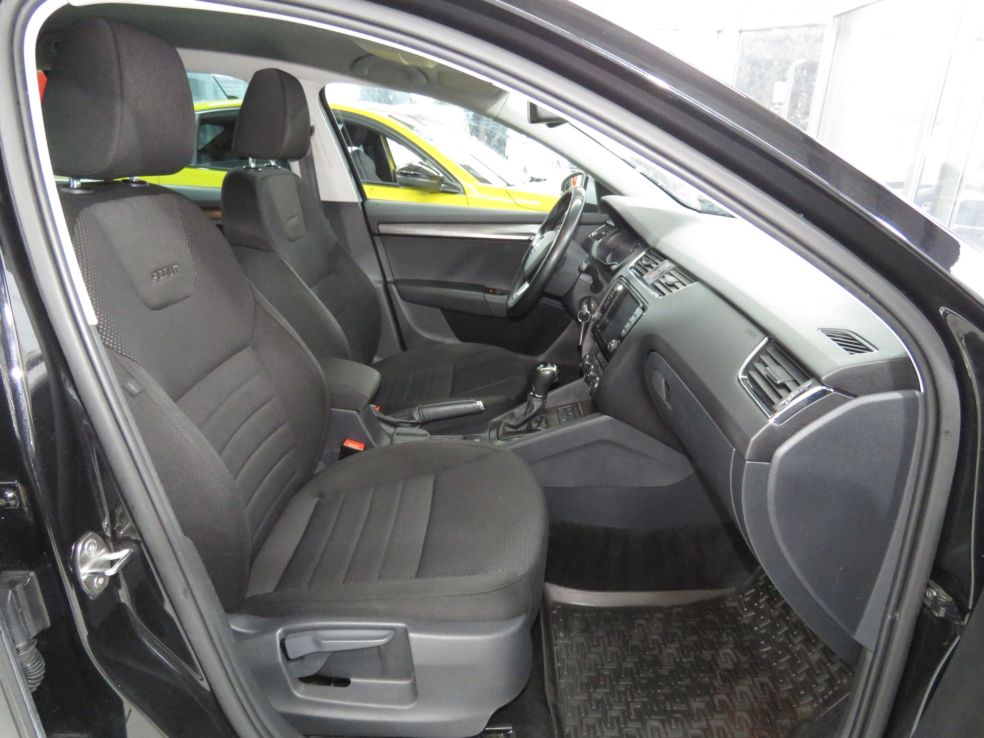 SKODA Octavia Combi 2.0 TDI Scout 4x4 DSG (Automat)-image-11