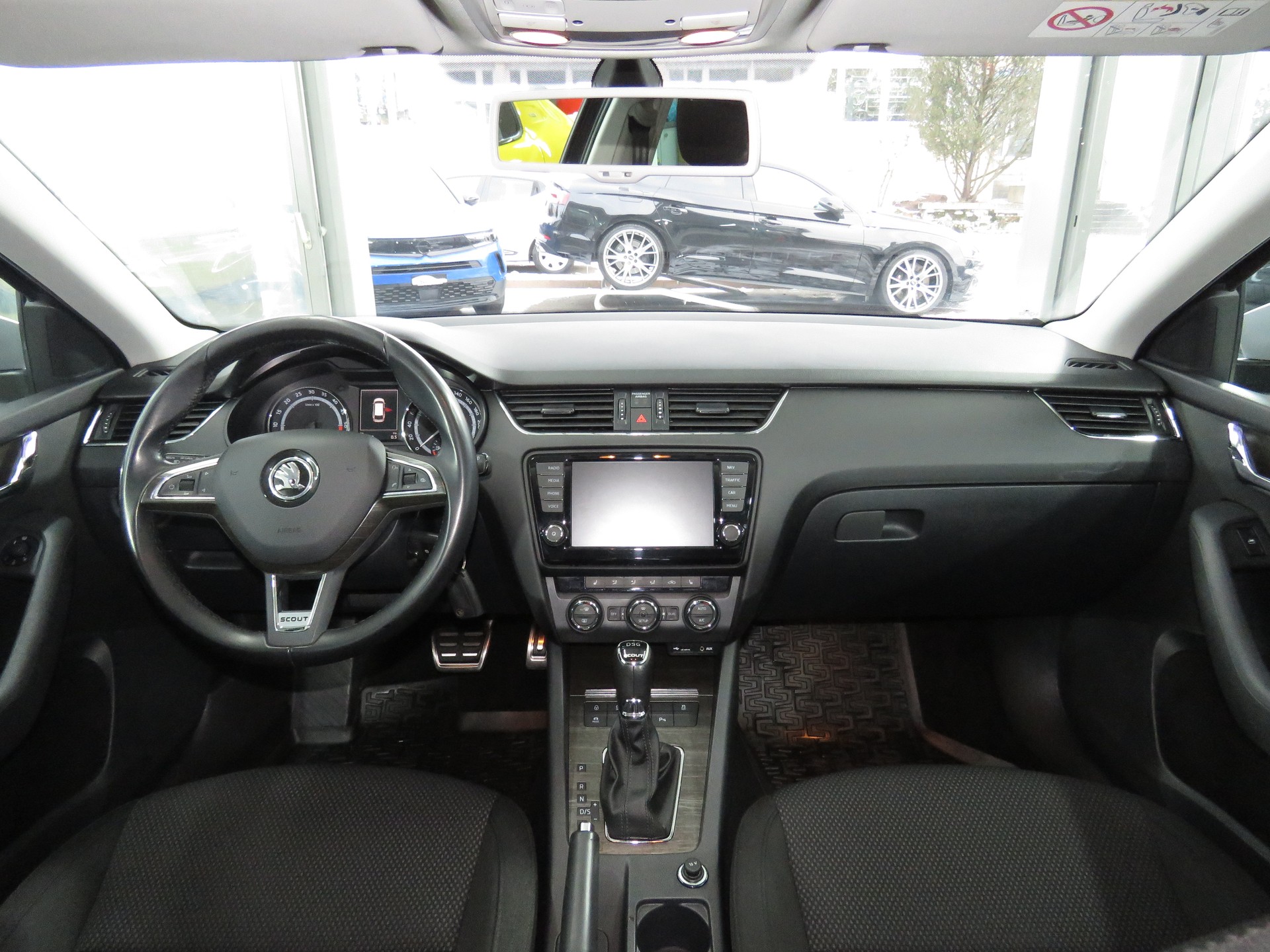SKODA Octavia Combi 2.0 TDI Scout 4x4 DSG (Automat)-image-13