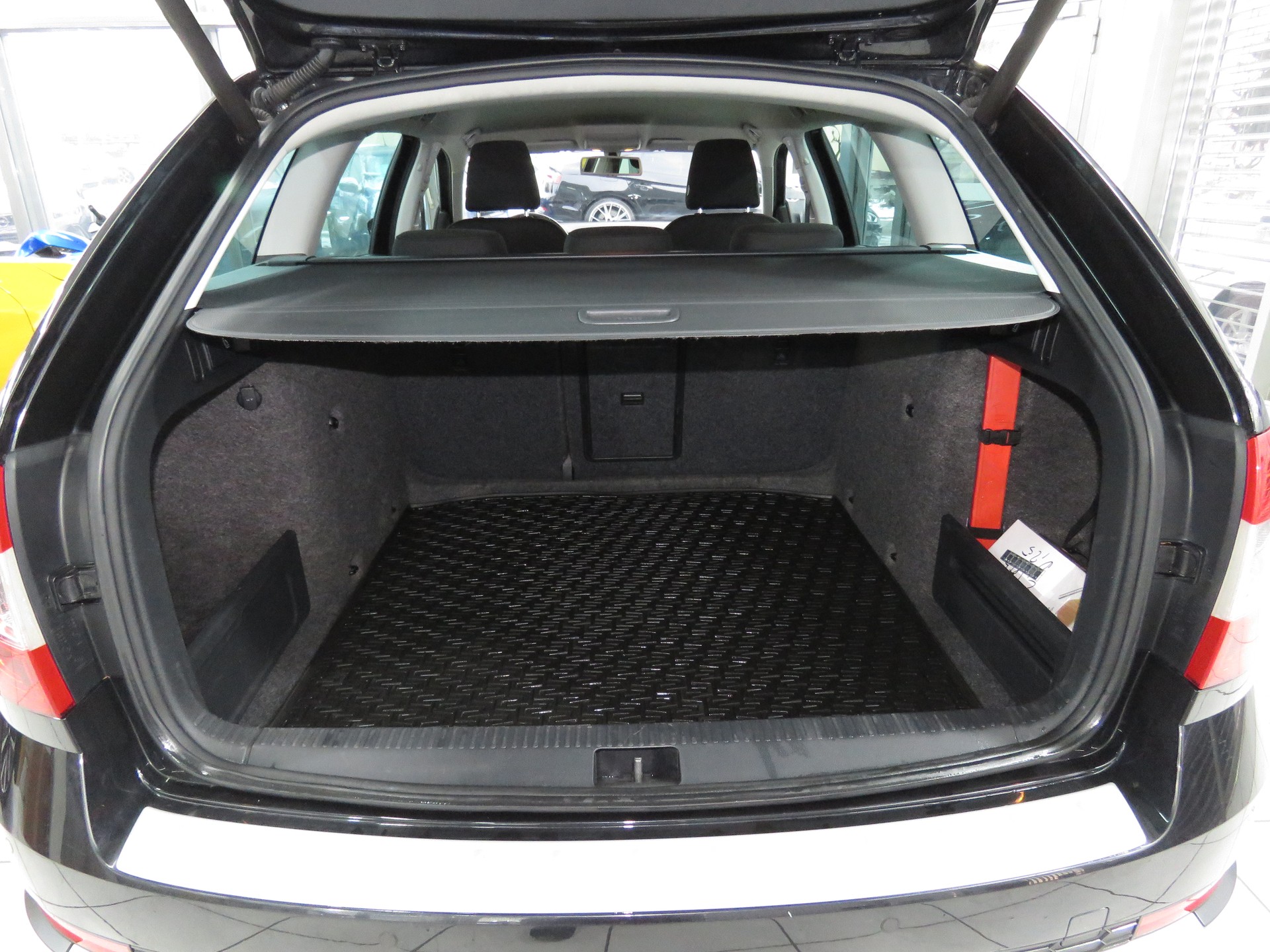 SKODA Octavia Combi 2.0 TDI Scout 4x4 DSG (Automat)-image-9