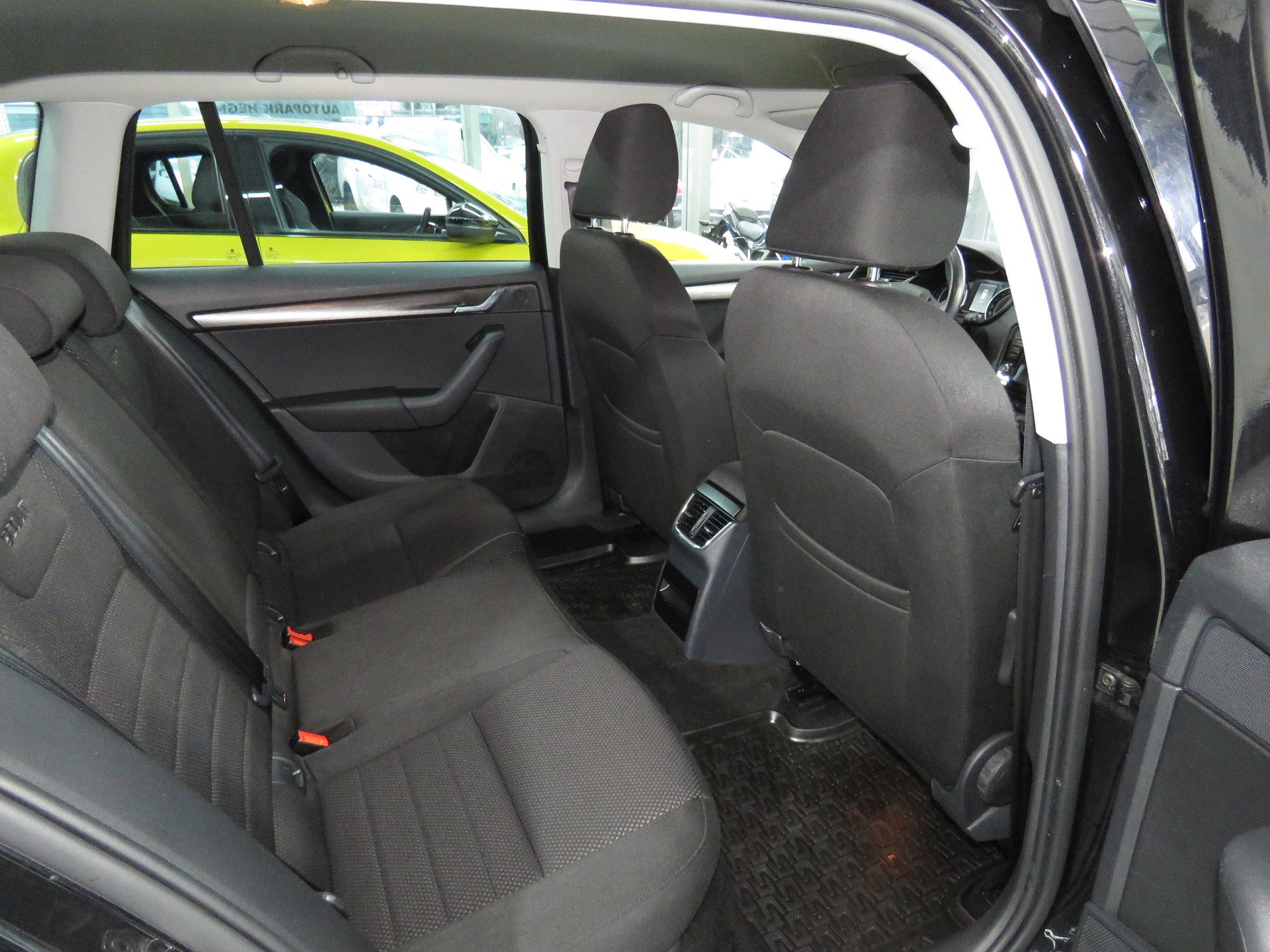SKODA Octavia Combi 2.0 TDI Scout 4x4 DSG (Automat)-image-12