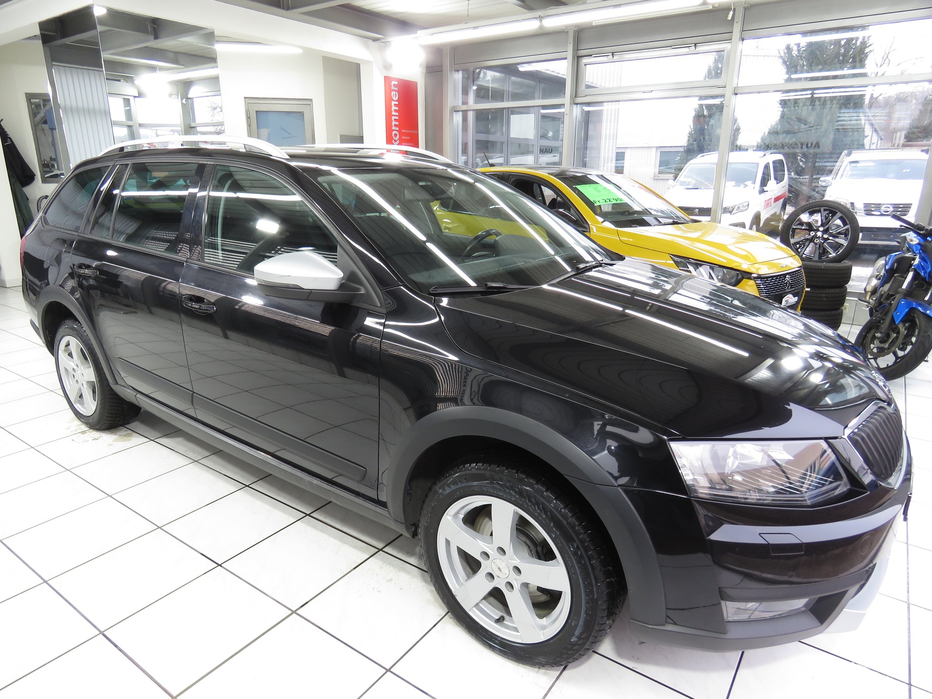 SKODA Octavia Combi 2.0 TDI Scout 4x4 DSG (Automat)-image-2
