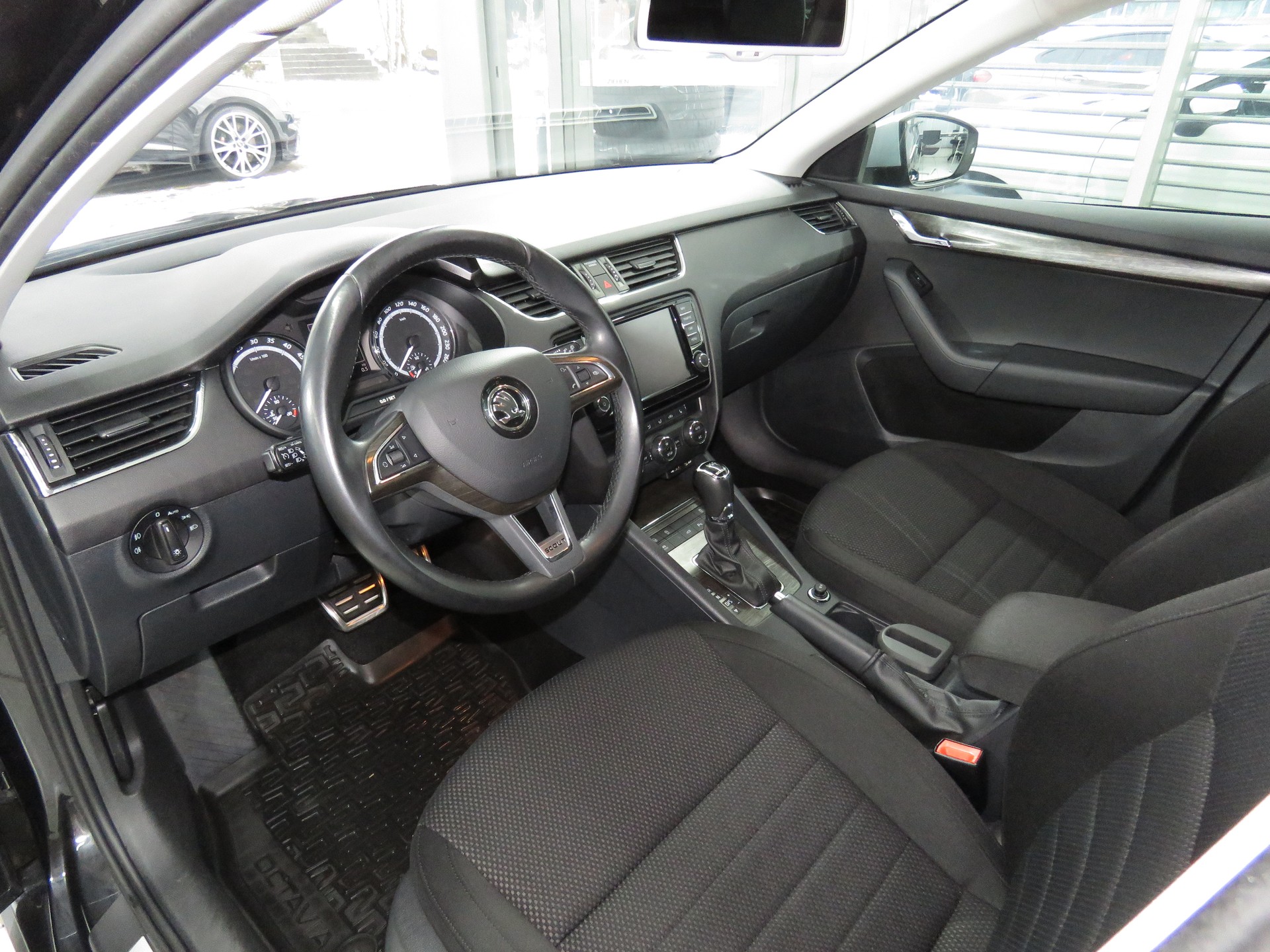 SKODA Octavia Combi 2.0 TDI Scout 4x4 DSG (Automat)-image-6