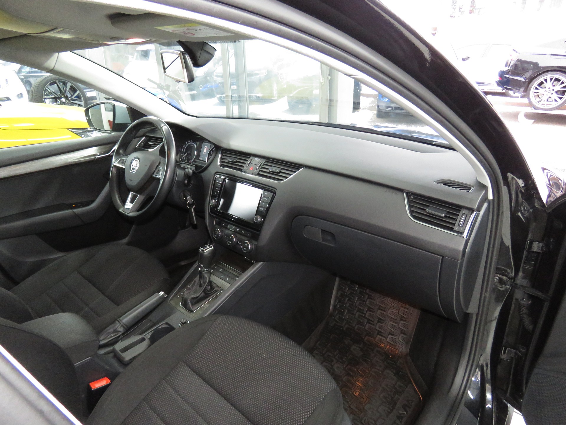 SKODA Octavia Combi 2.0 TDI Scout 4x4 DSG (Automat)-image-10