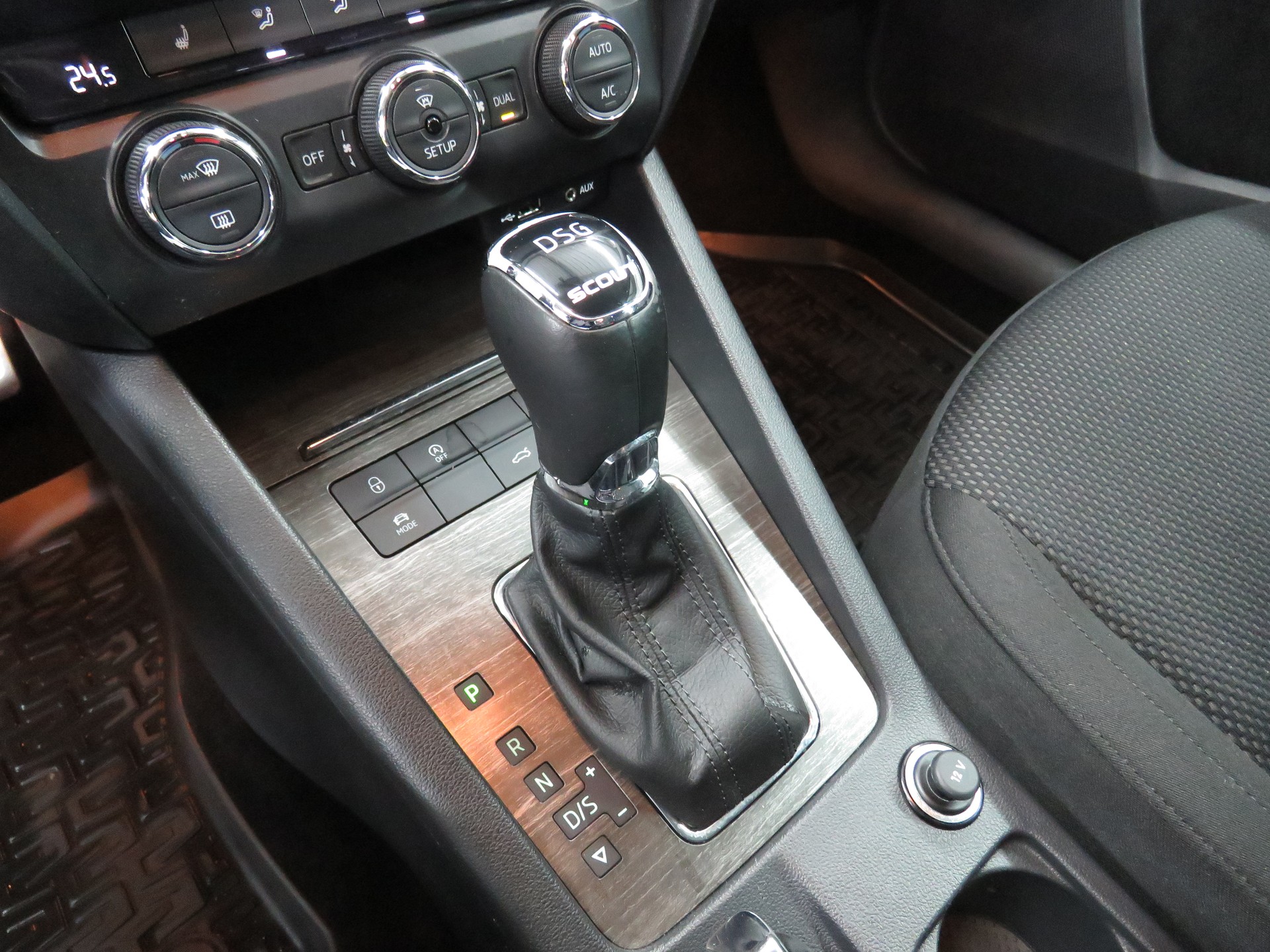 SKODA Octavia Combi 2.0 TDI Scout 4x4 DSG (Automat)-image-14