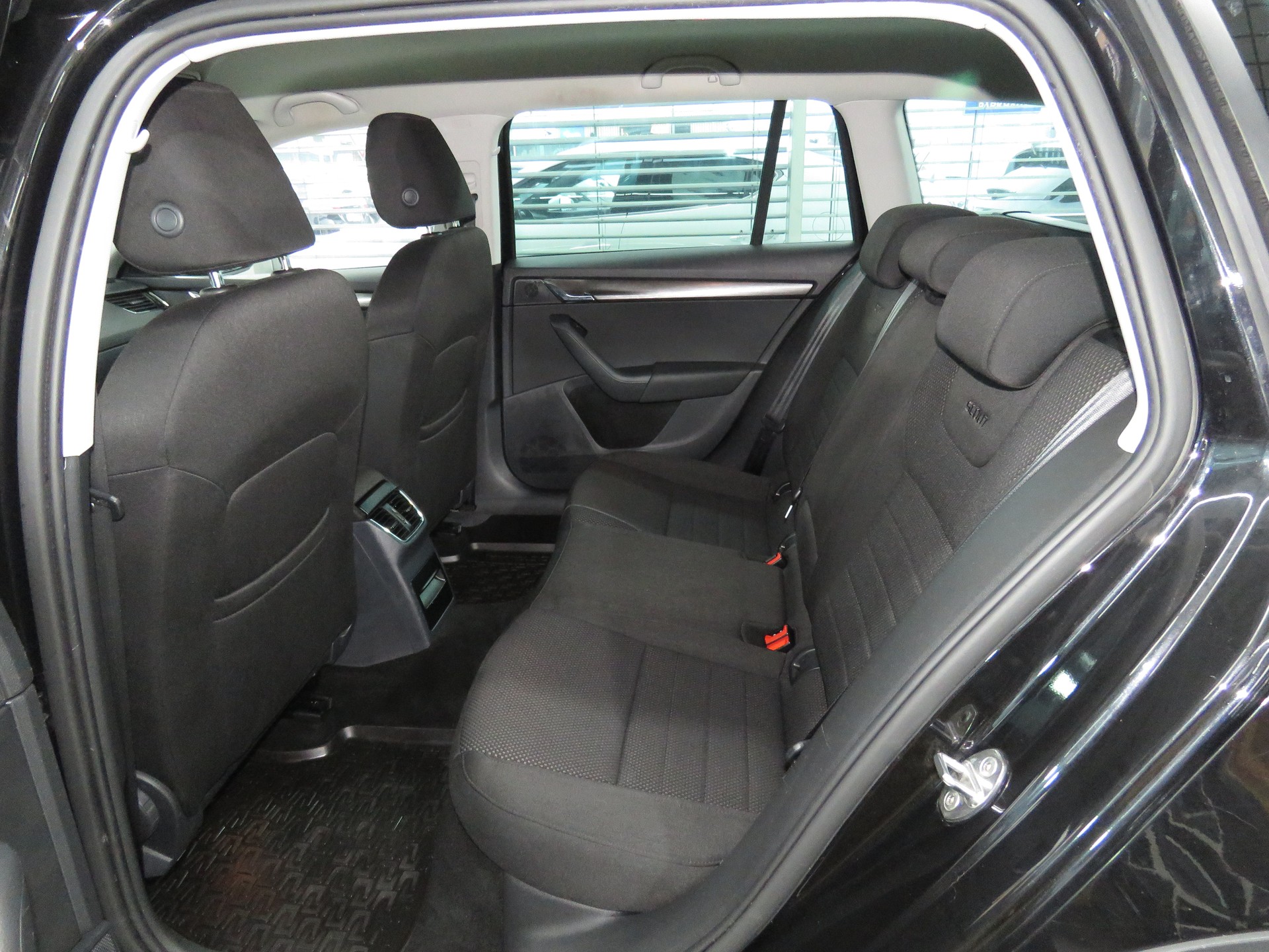 SKODA Octavia Combi 2.0 TDI Scout 4x4 DSG (Automat)-image-8