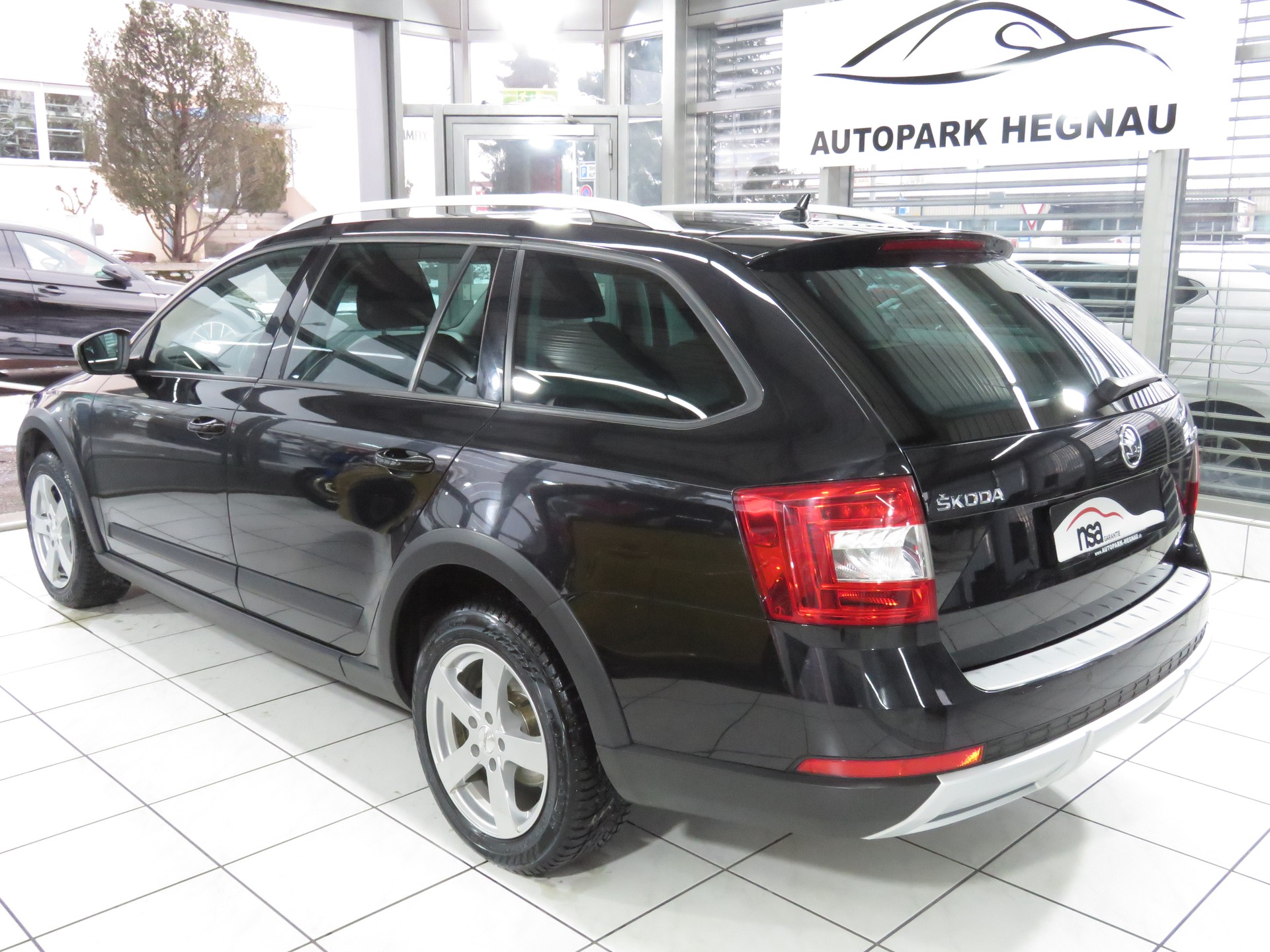 SKODA Octavia Combi 2.0 TDI Scout 4x4 DSG (Automat)-image-5