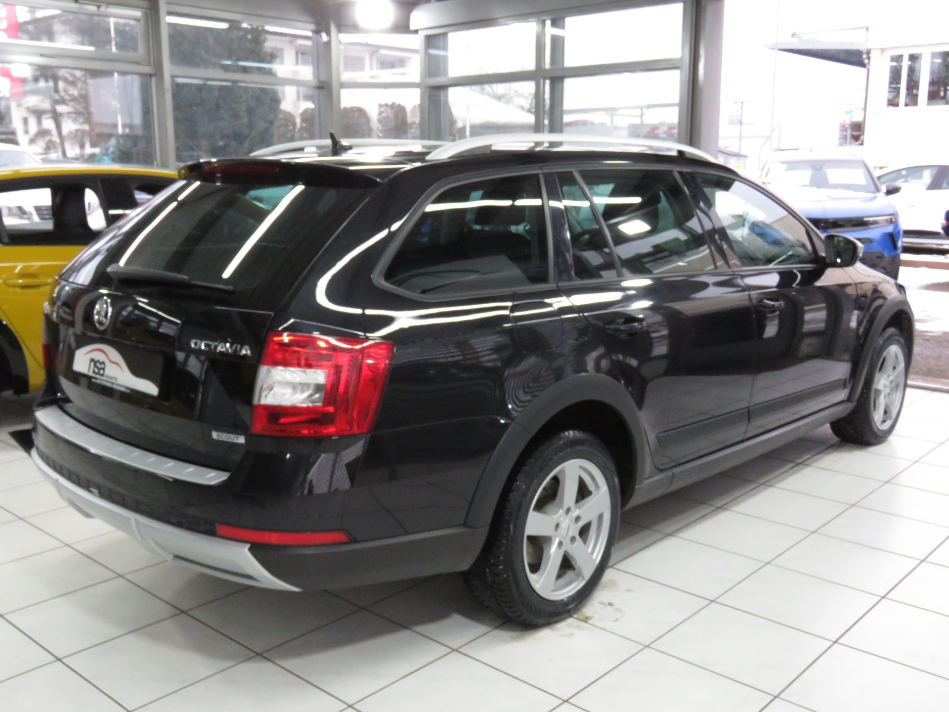 SKODA Octavia Combi 2.0 TDI Scout 4x4 DSG (Automat)-image-3