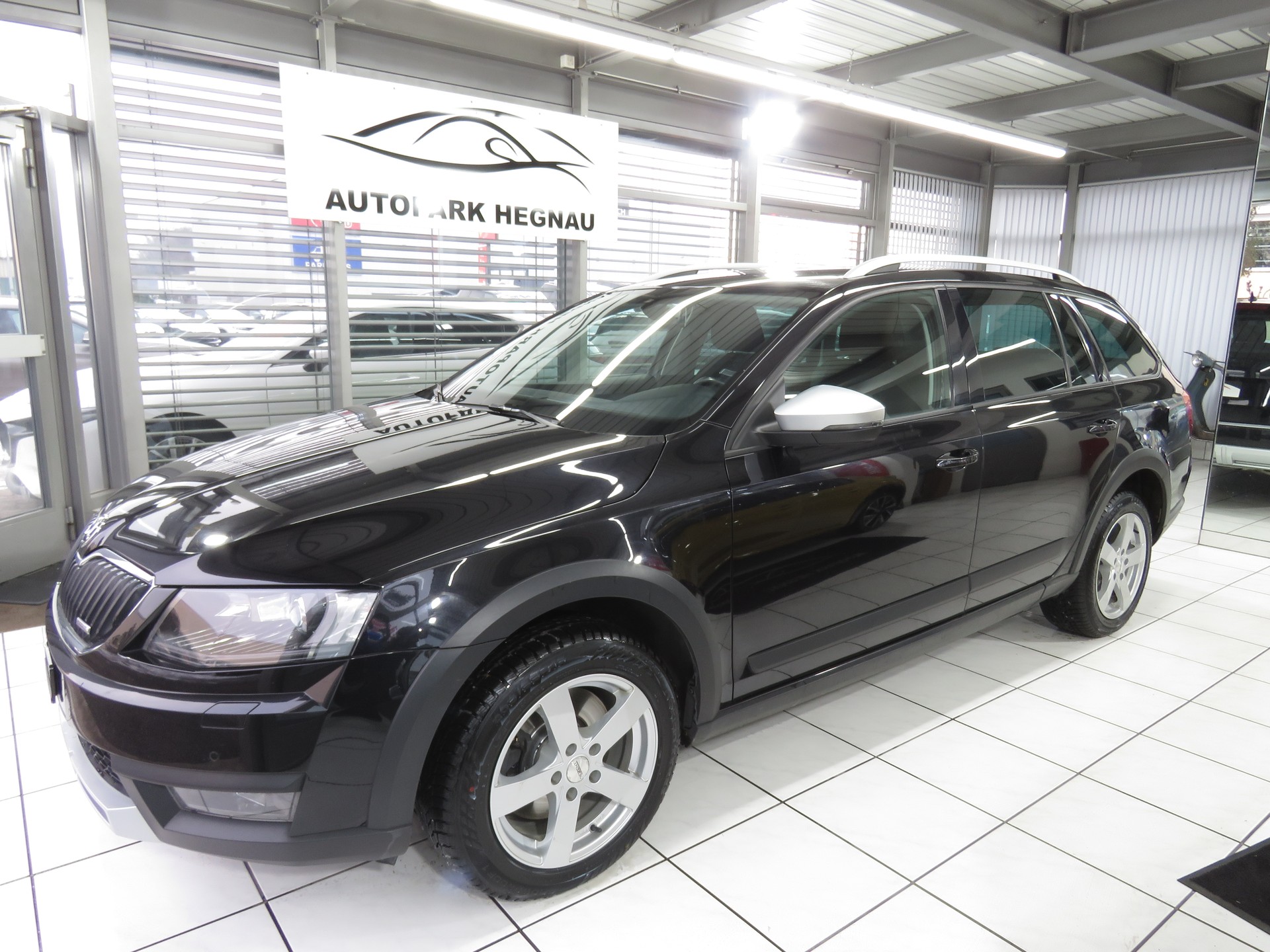 SKODA Octavia Combi 2.0 TDI Scout 4x4 DSG (Automat)-image-0