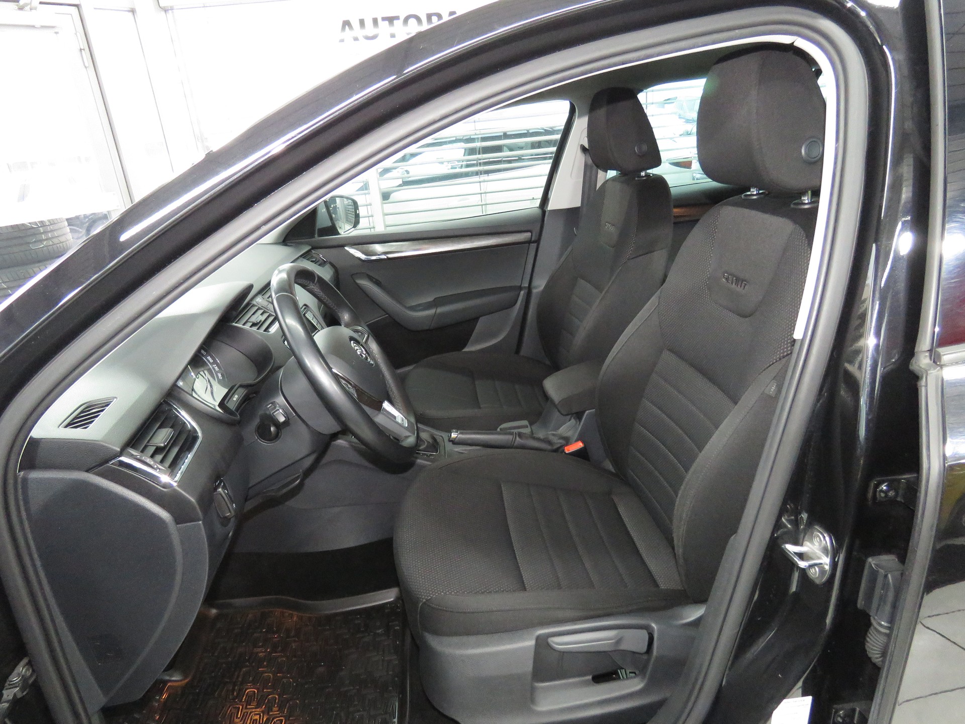 SKODA Octavia Combi 2.0 TDI Scout 4x4 DSG (Automat)-image-7