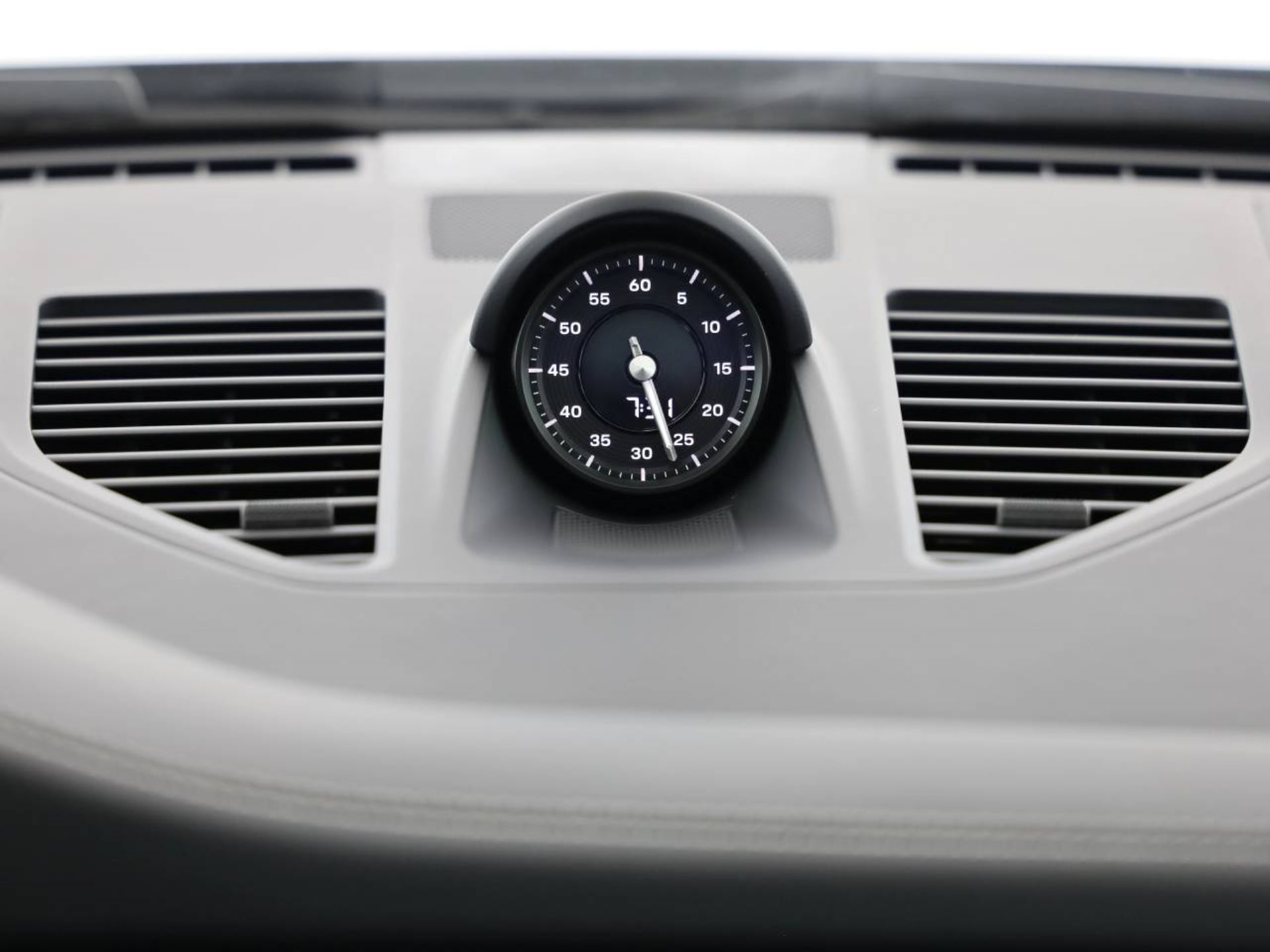 PORSCHE 911 Carrera GTS-image-13
