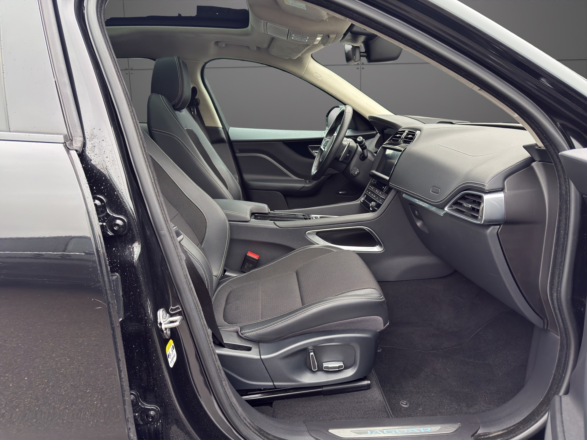 JAGUAR F-Pace 30t R-Sport * CH Auto * frisch ab MFK&Service *-image-11