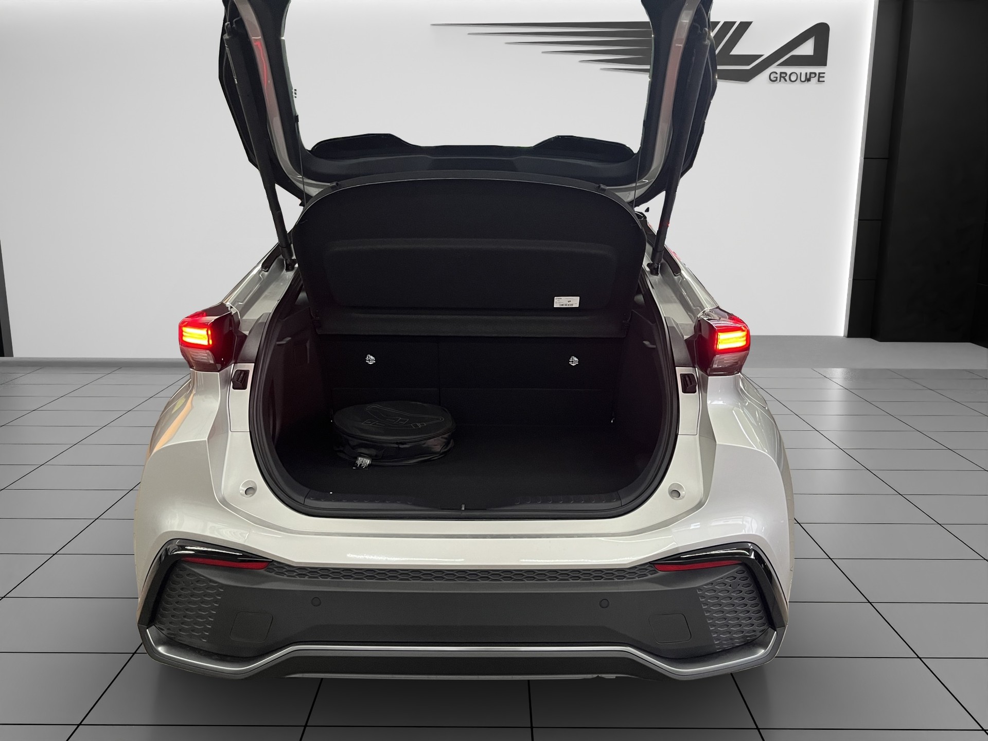 TOYOTA C-HR 2.0 PHEV GR Sport-image-13