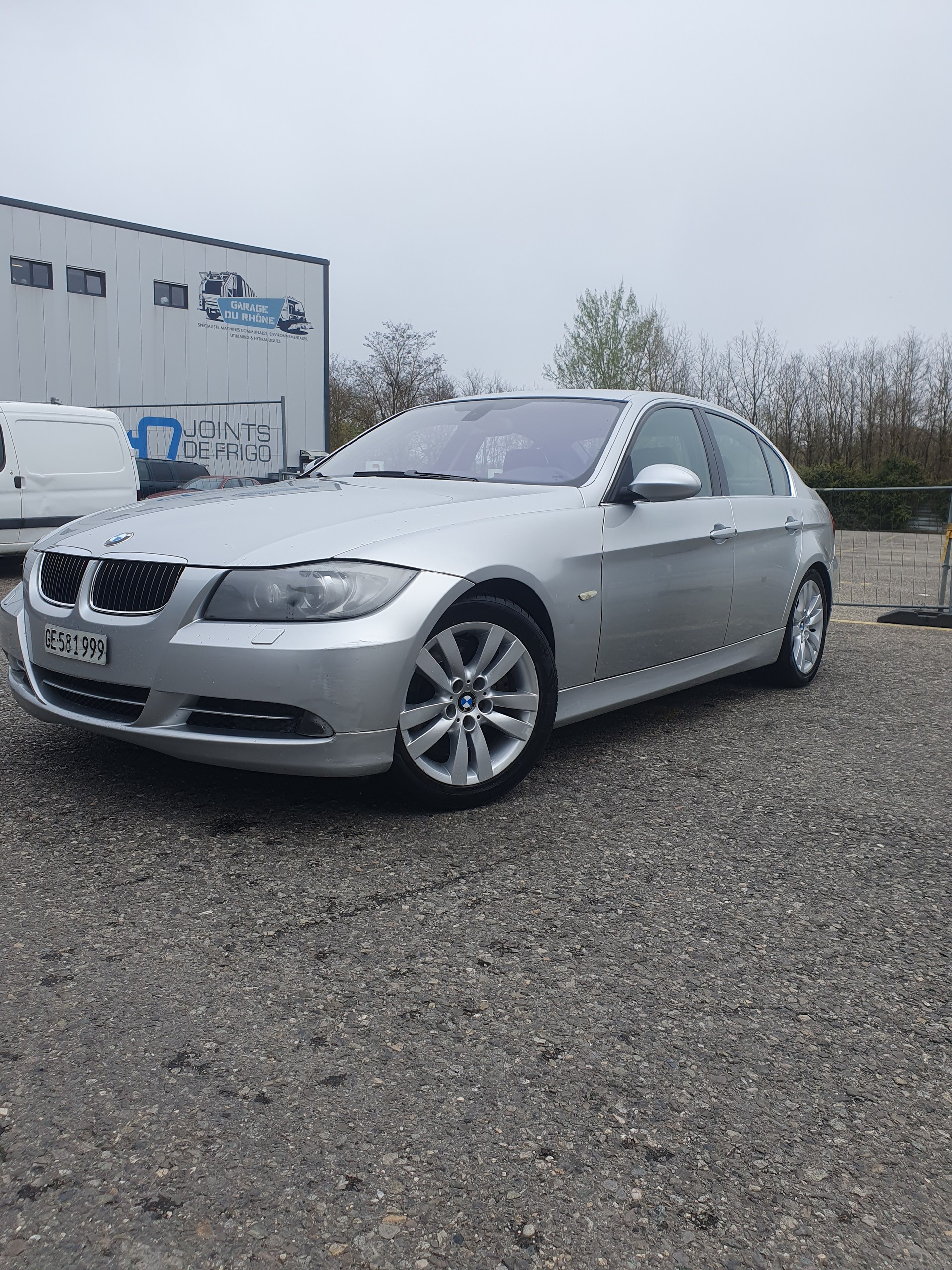 BMW 335i-image-3