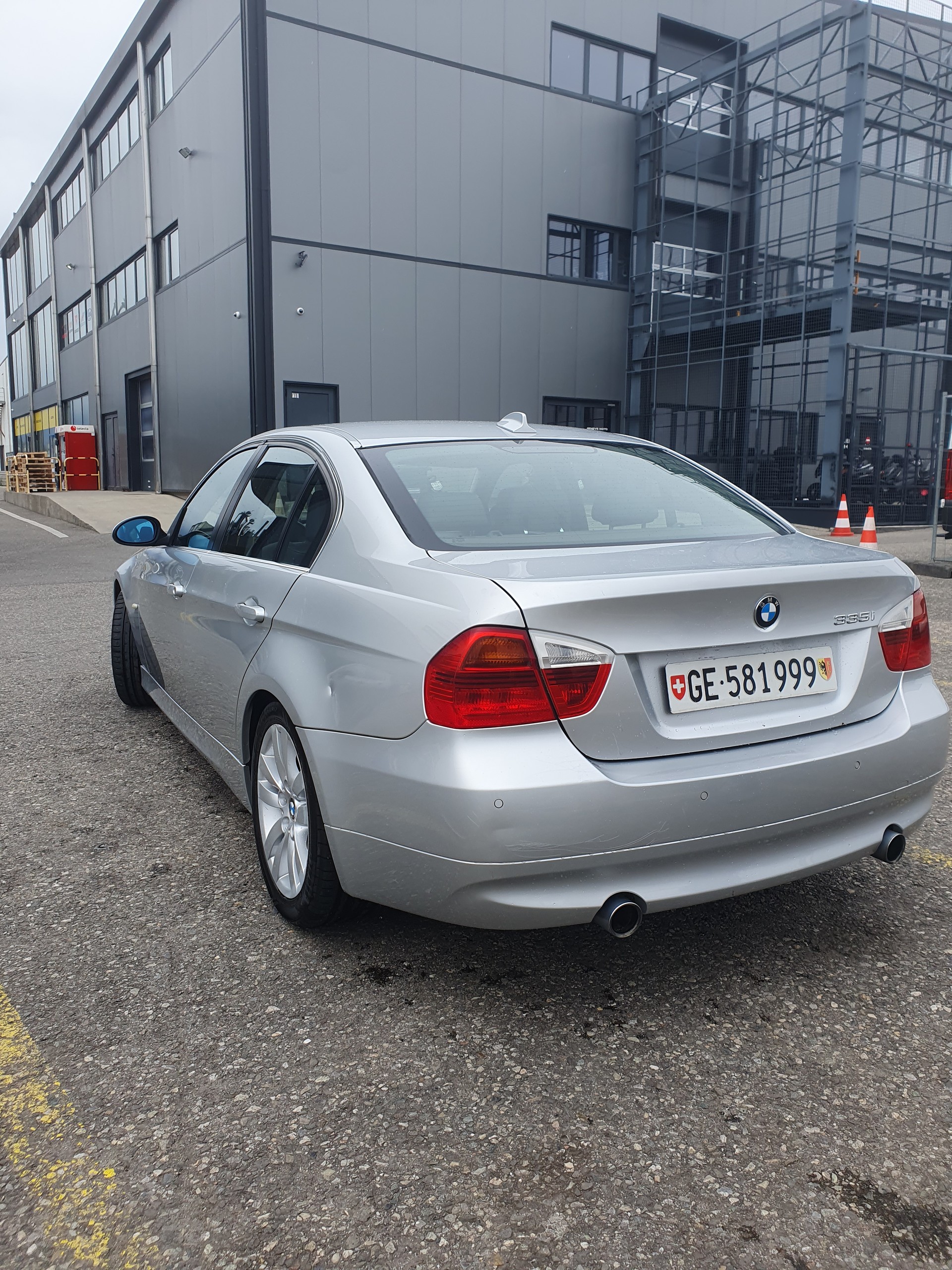 BMW 335i-image-2