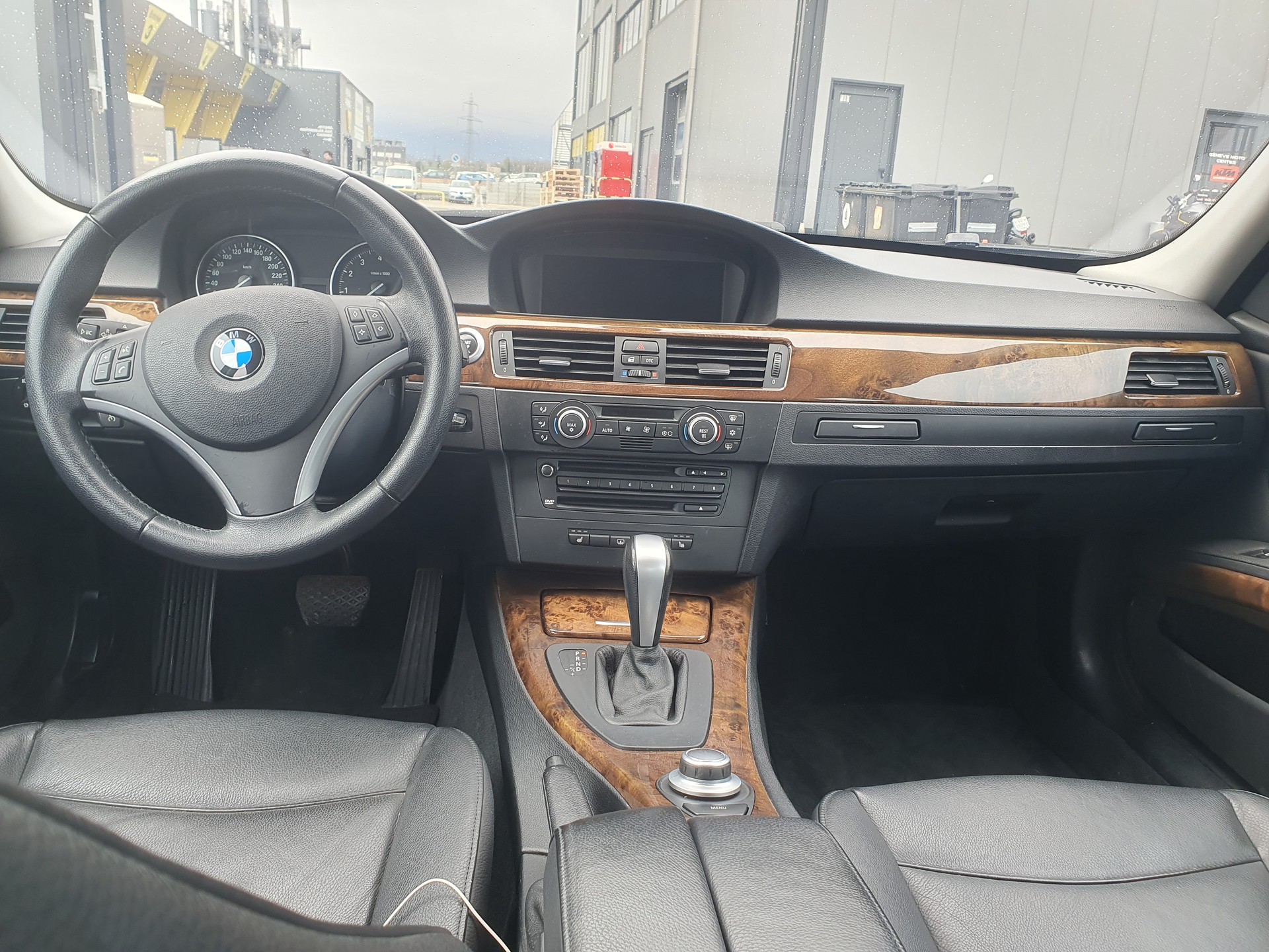 BMW 335i-image-4