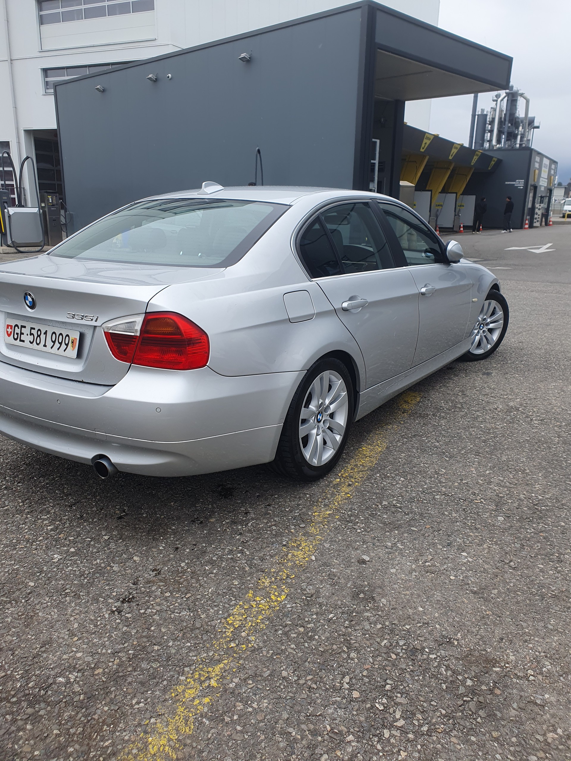 BMW 335i-image-1