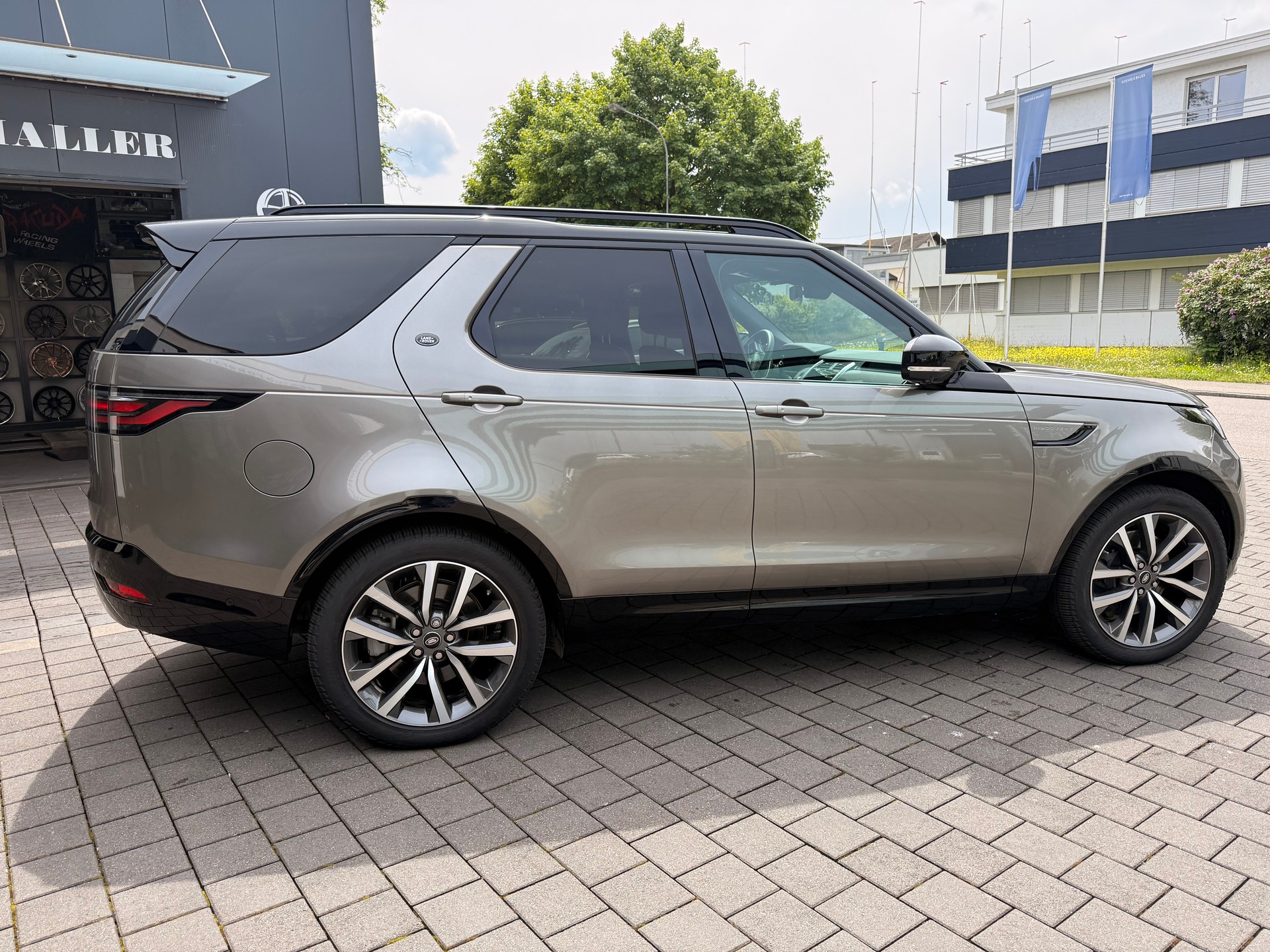 LAND ROVER Discovery 3.0D I6 350 Dynamic HSE AWD Automatic-image-4