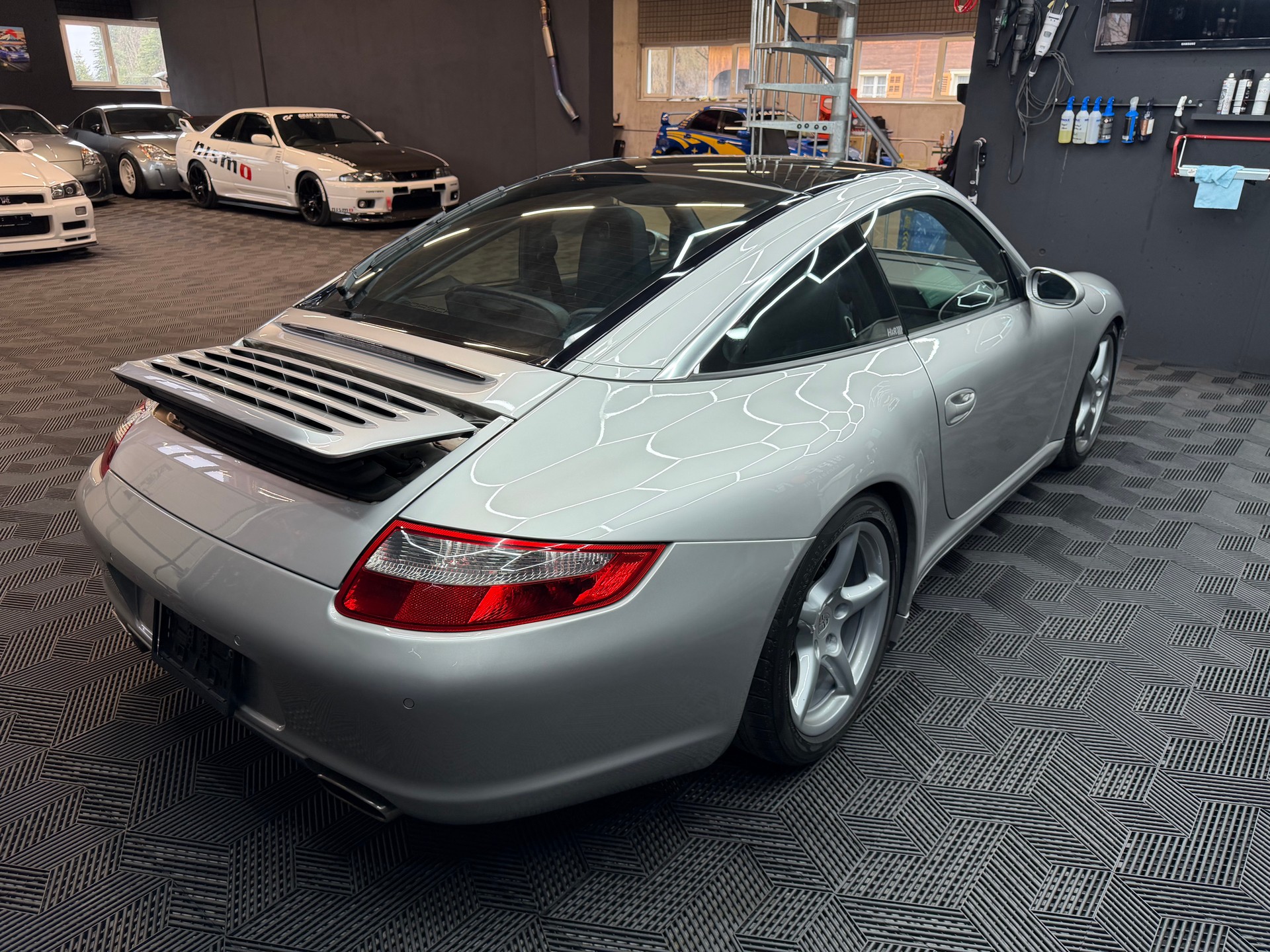 PORSCHE 911 Carrera 4-image-4