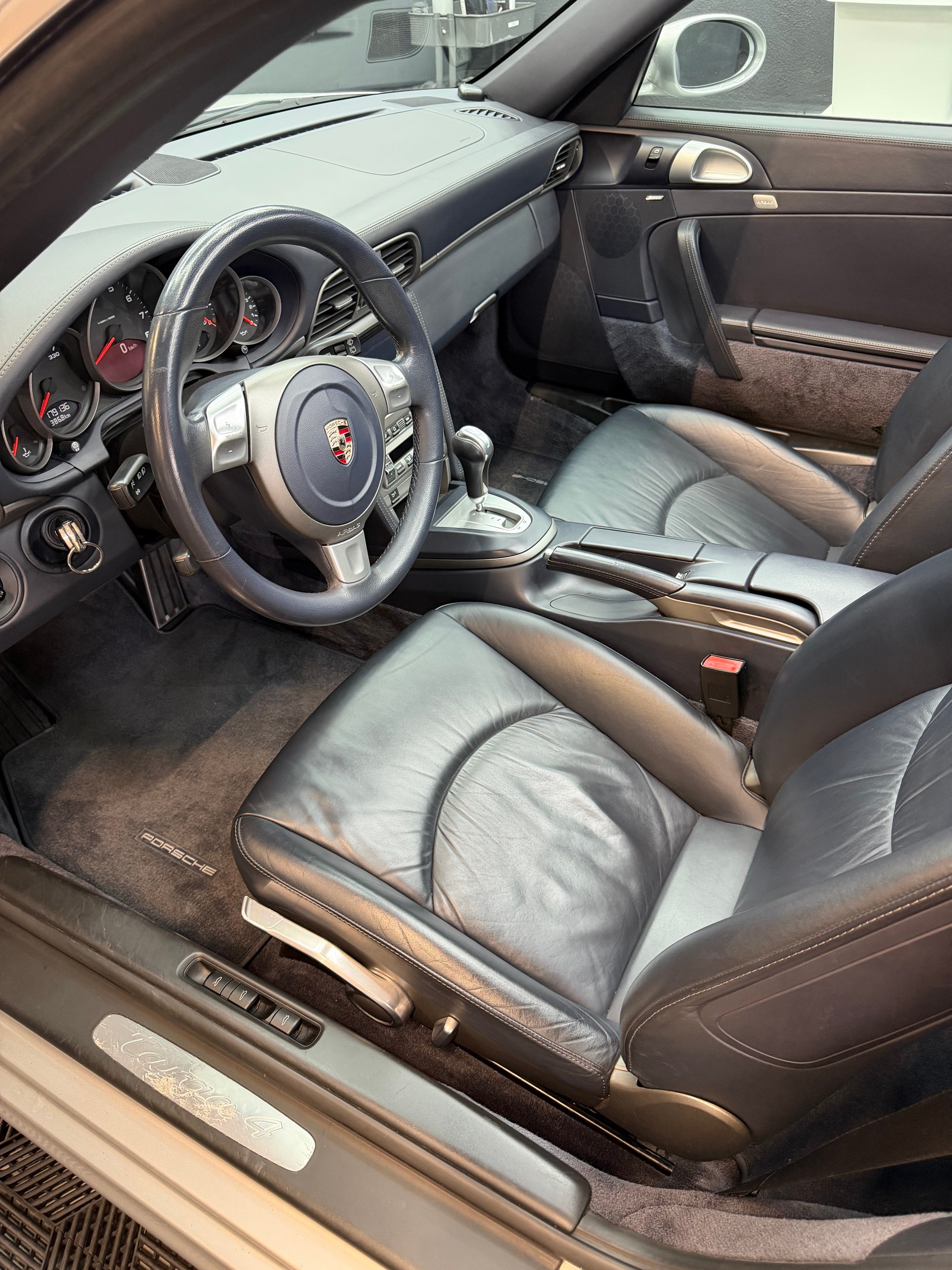 PORSCHE 911 Carrera 4-image-5