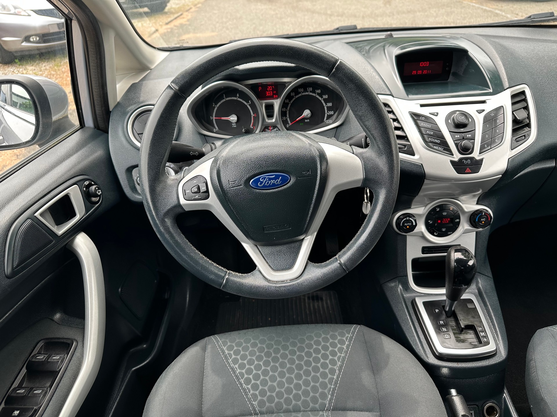 FORD Fiesta 1.4 16V Titanium Automatic-image-6