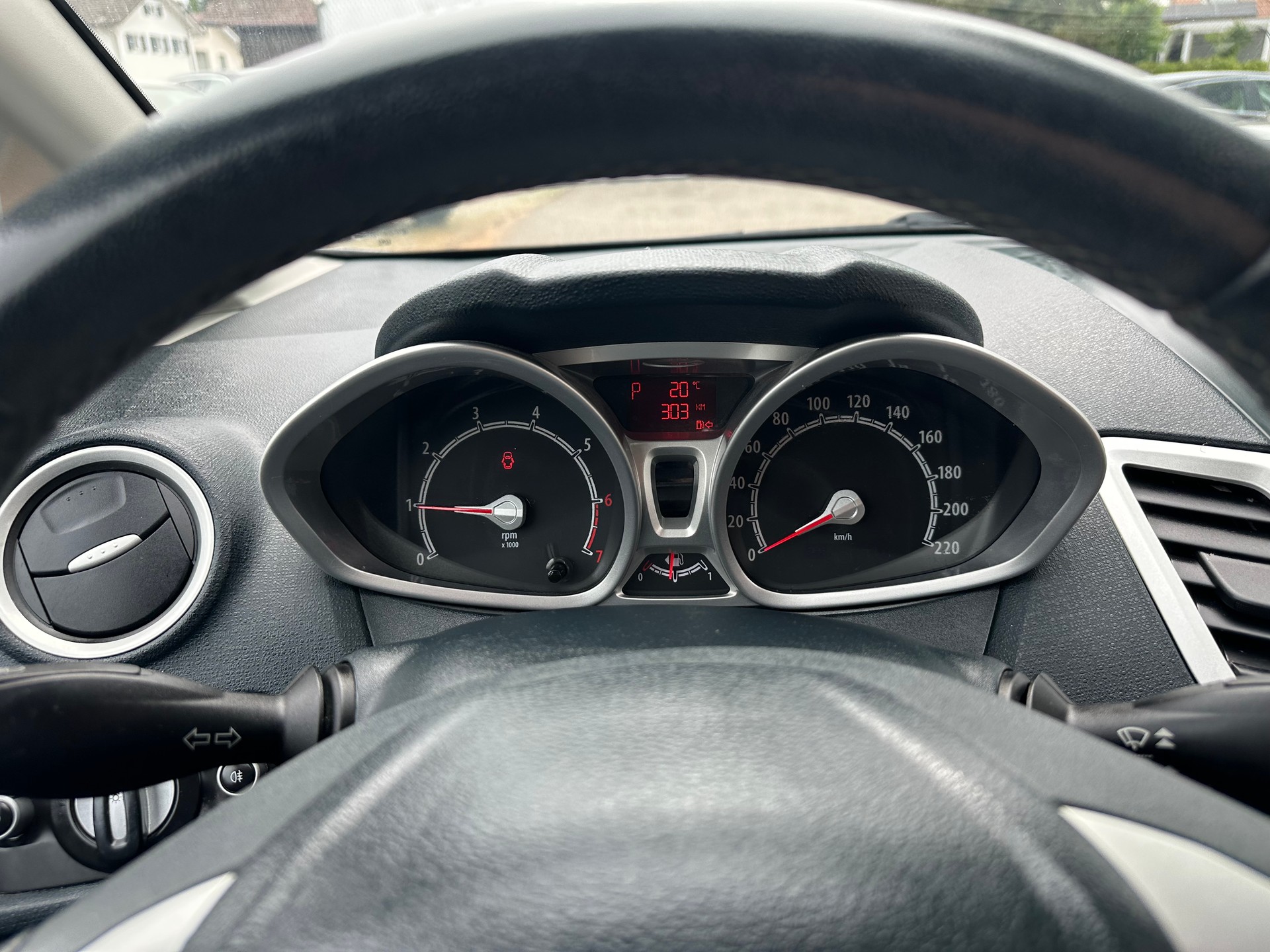 FORD Fiesta 1.4 16V Titanium Automatic-image-10