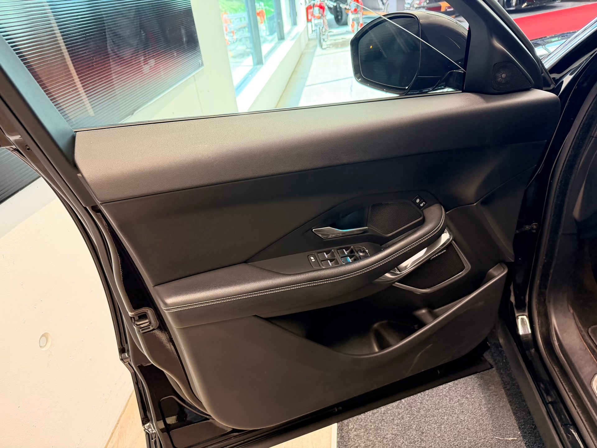 JAGUAR E-Pace P200 R-Dynamic S AWD Automatik-image-10