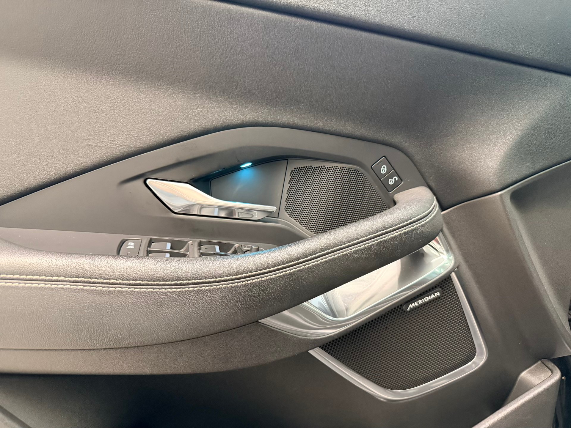 JAGUAR E-Pace P200 R-Dynamic S AWD Automatik-image-11