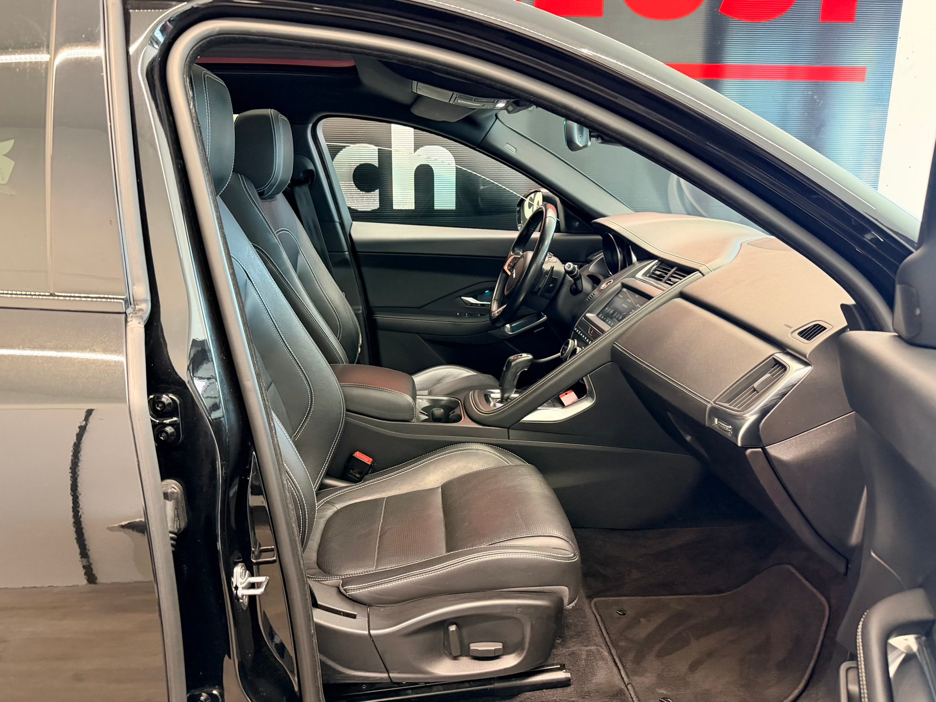 JAGUAR E-Pace P200 R-Dynamic S AWD Automatik-image-19