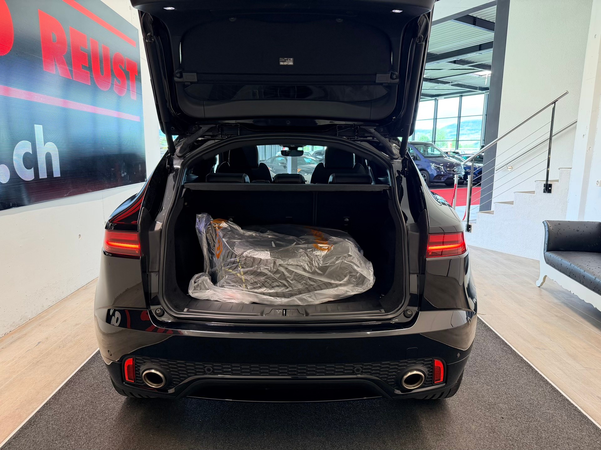 JAGUAR E-Pace P200 R-Dynamic S AWD Automatik-image-8