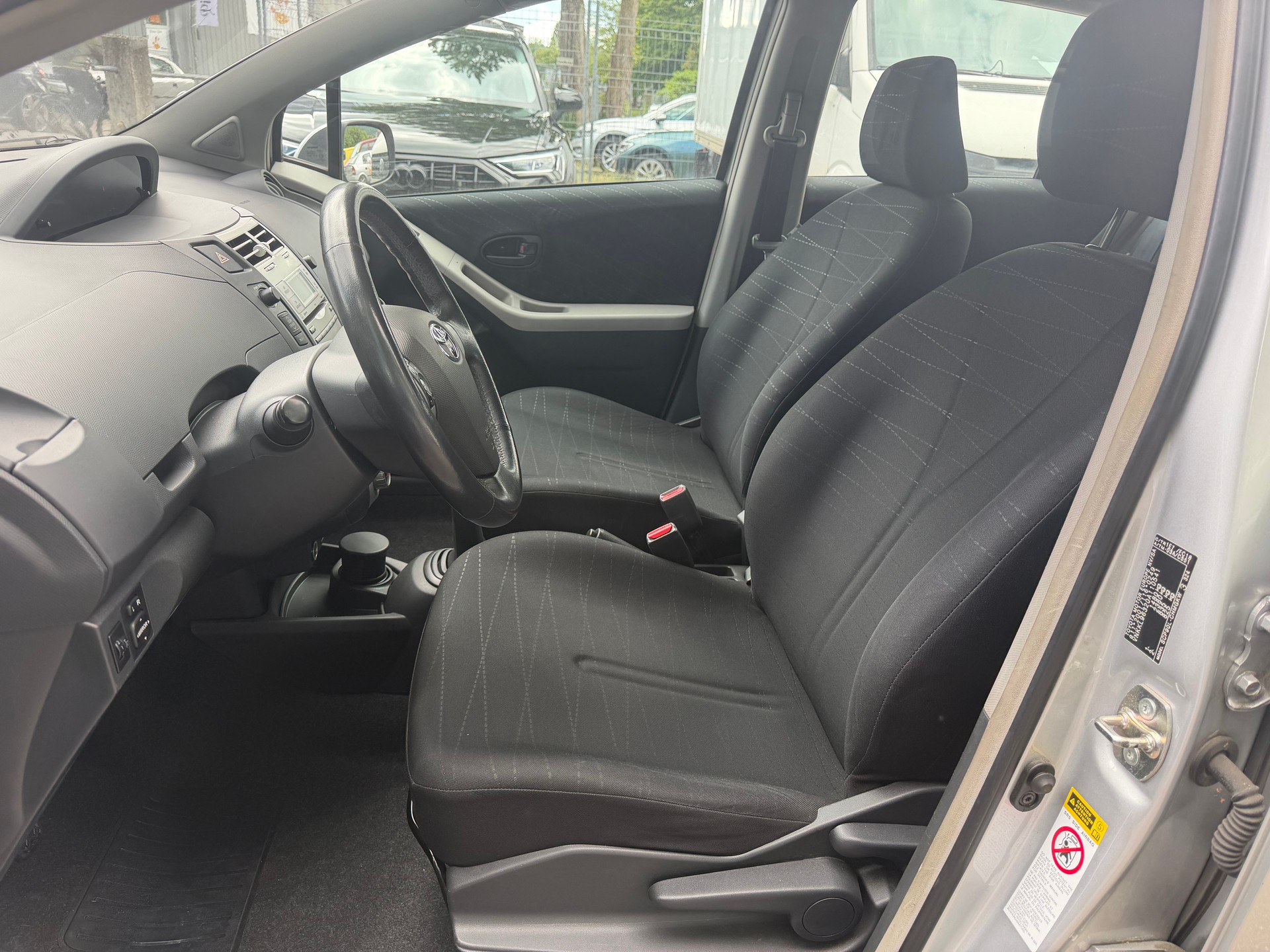 TOYOTA Yaris 1.3 Linea Sol ** Klimaanlage ** 08x Airbag ** E.Fenster ** Ab MFK 01.12.2025-image-2
