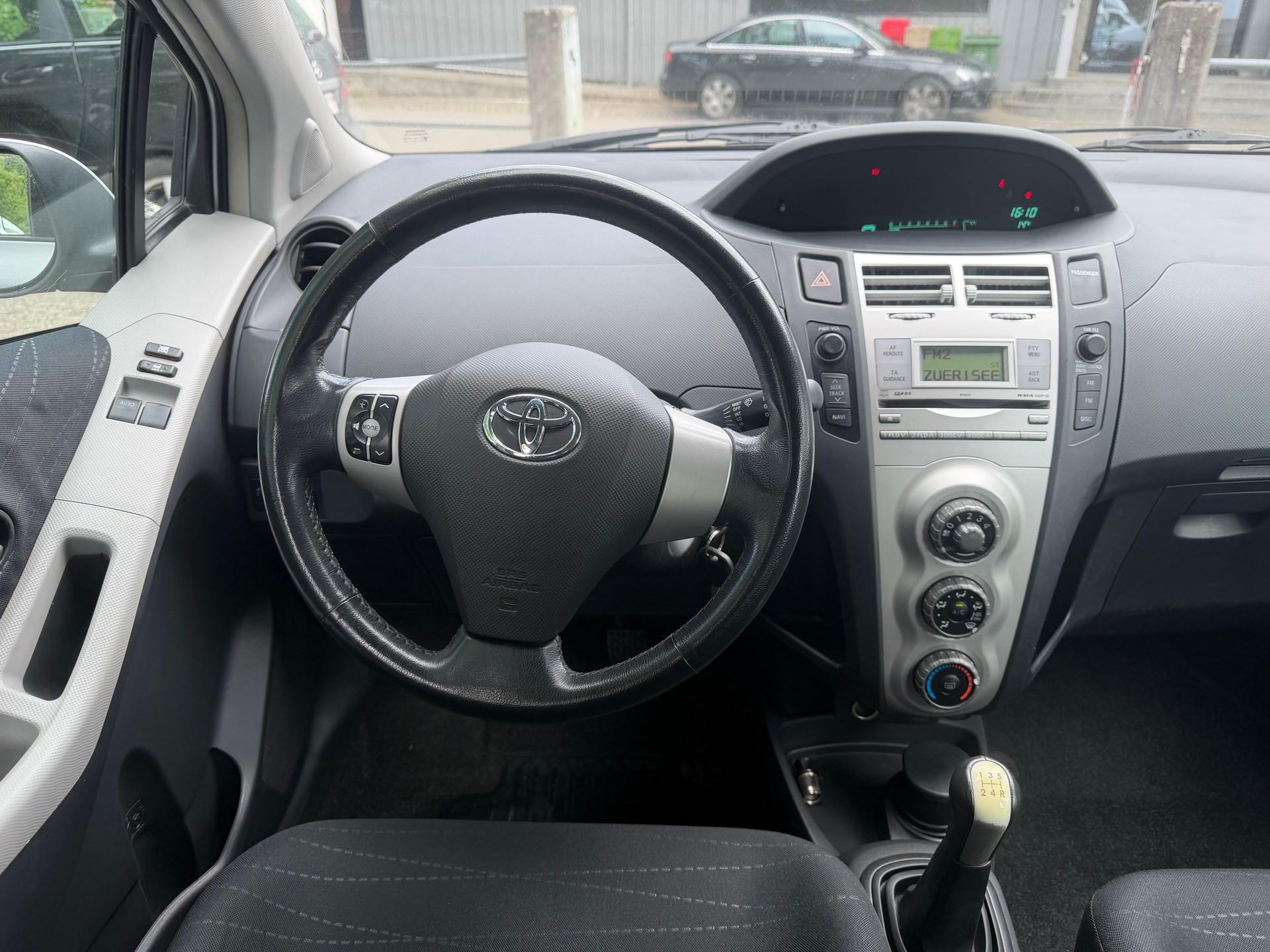 TOYOTA Yaris 1.3 Linea Sol ** Klimaanlage ** 08x Airbag ** E.Fenster ** Ab MFK 01.12.2025-image-3