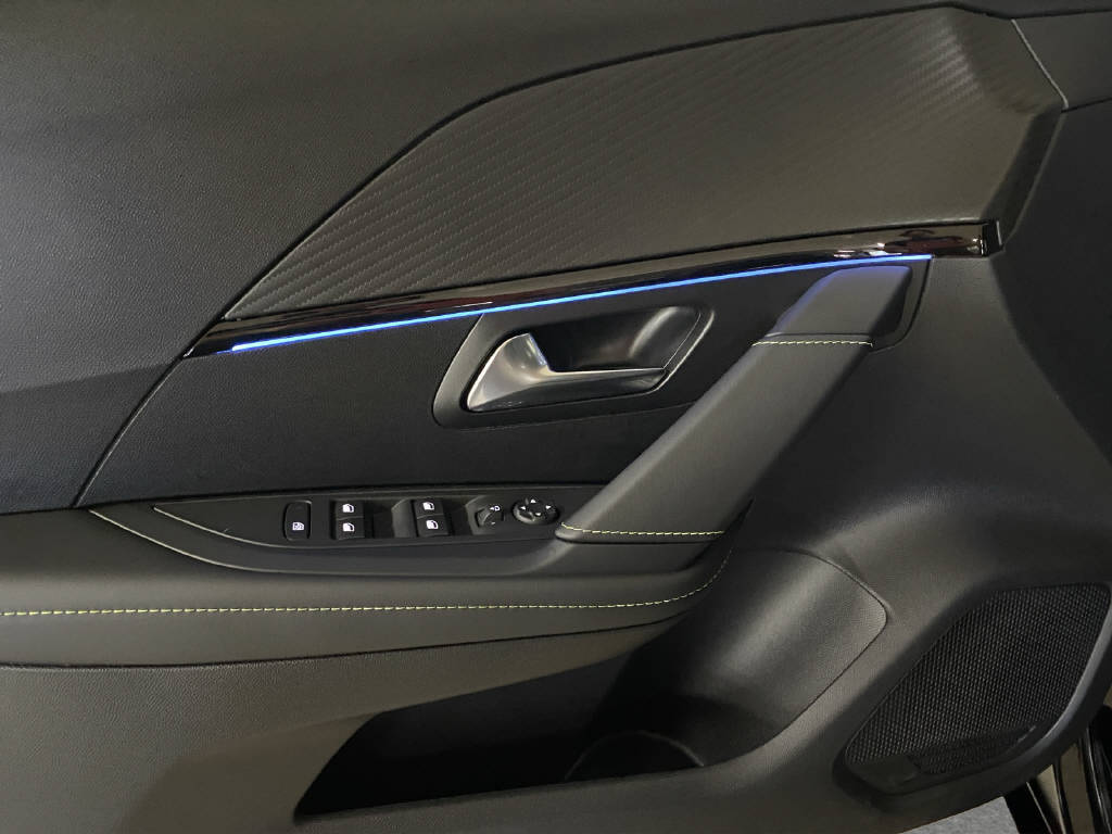 PEUGEOT 208 1.2 Hybrid 145 GT-image-11