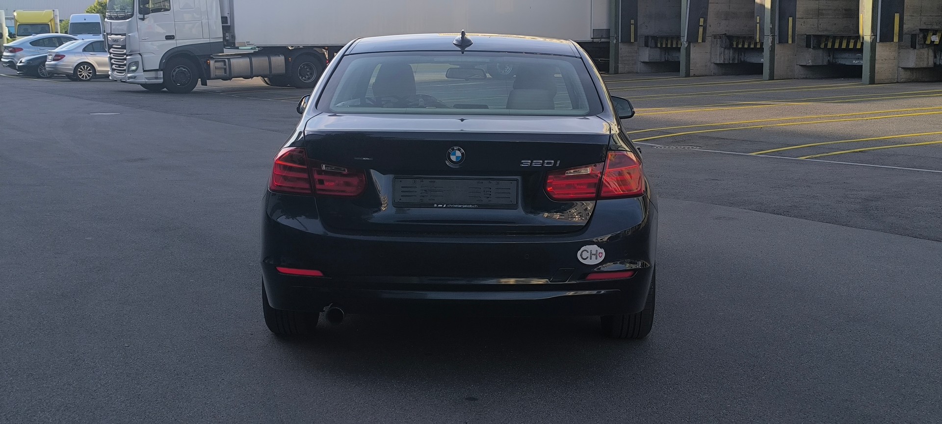 BMW 320i-image-2