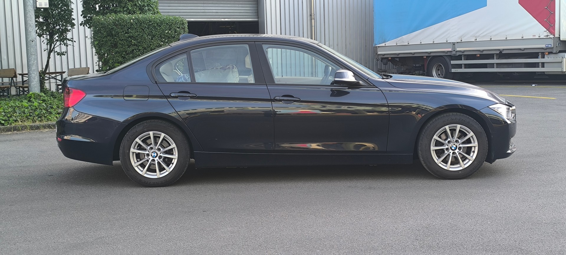 BMW 320i-image-4
