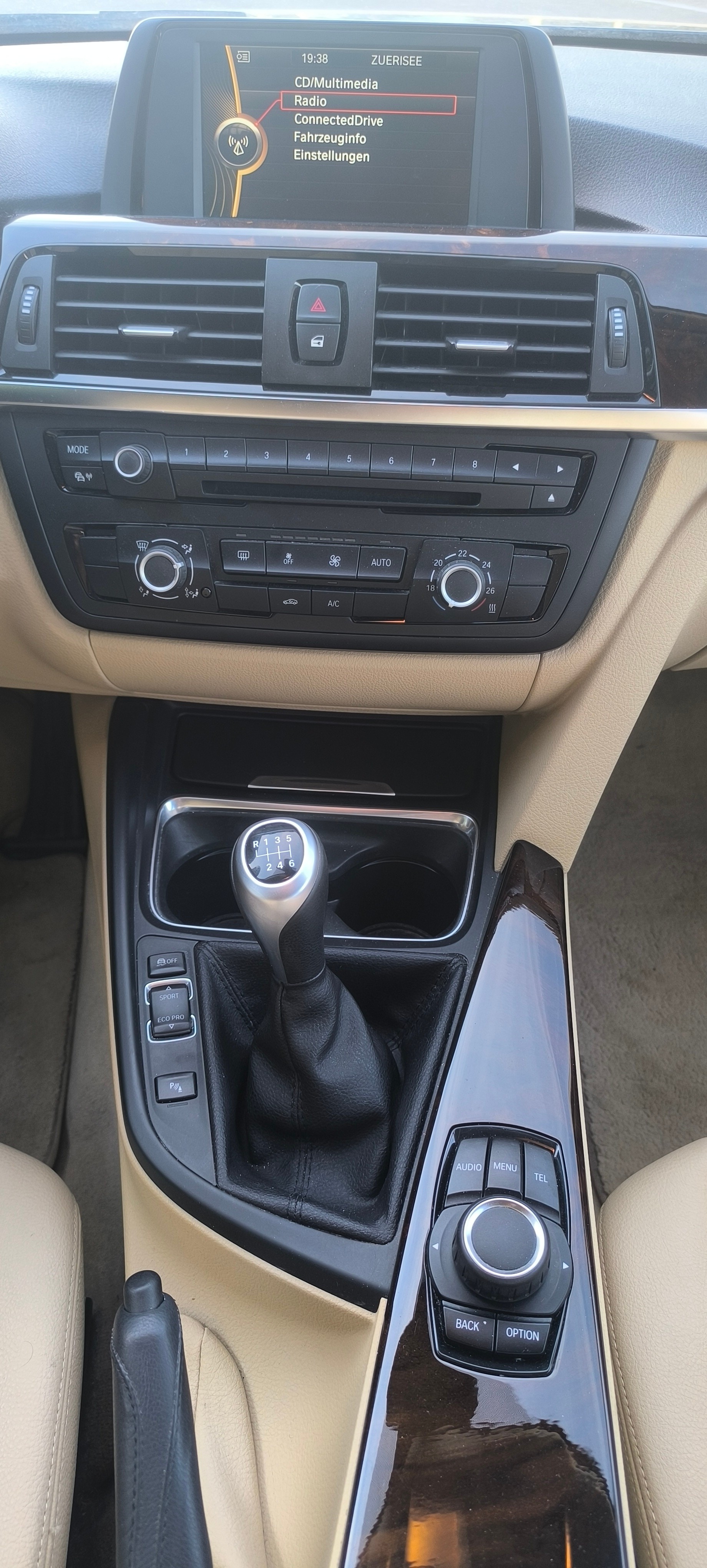 BMW 320i-image-9