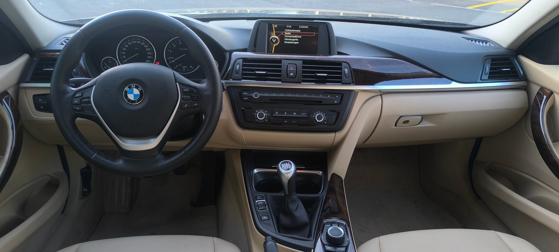BMW 320i-image-8