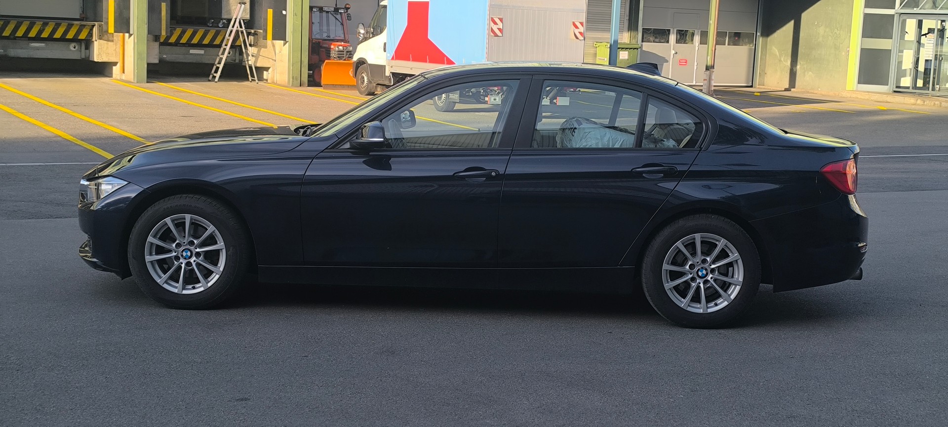 BMW 320i-image-6