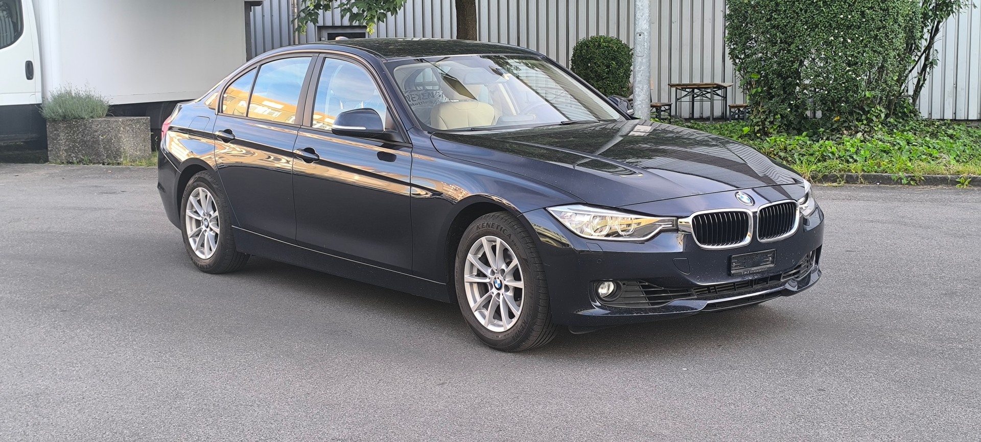 BMW 320i-image-1