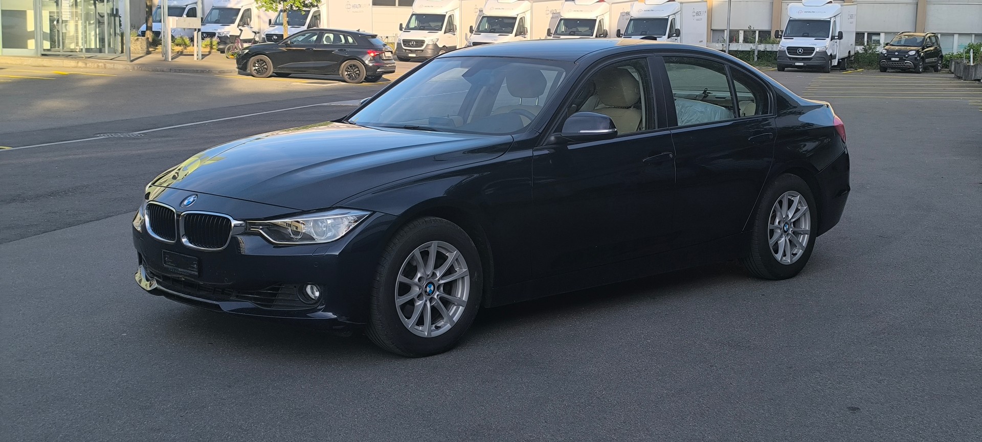 BMW 320i-image-7