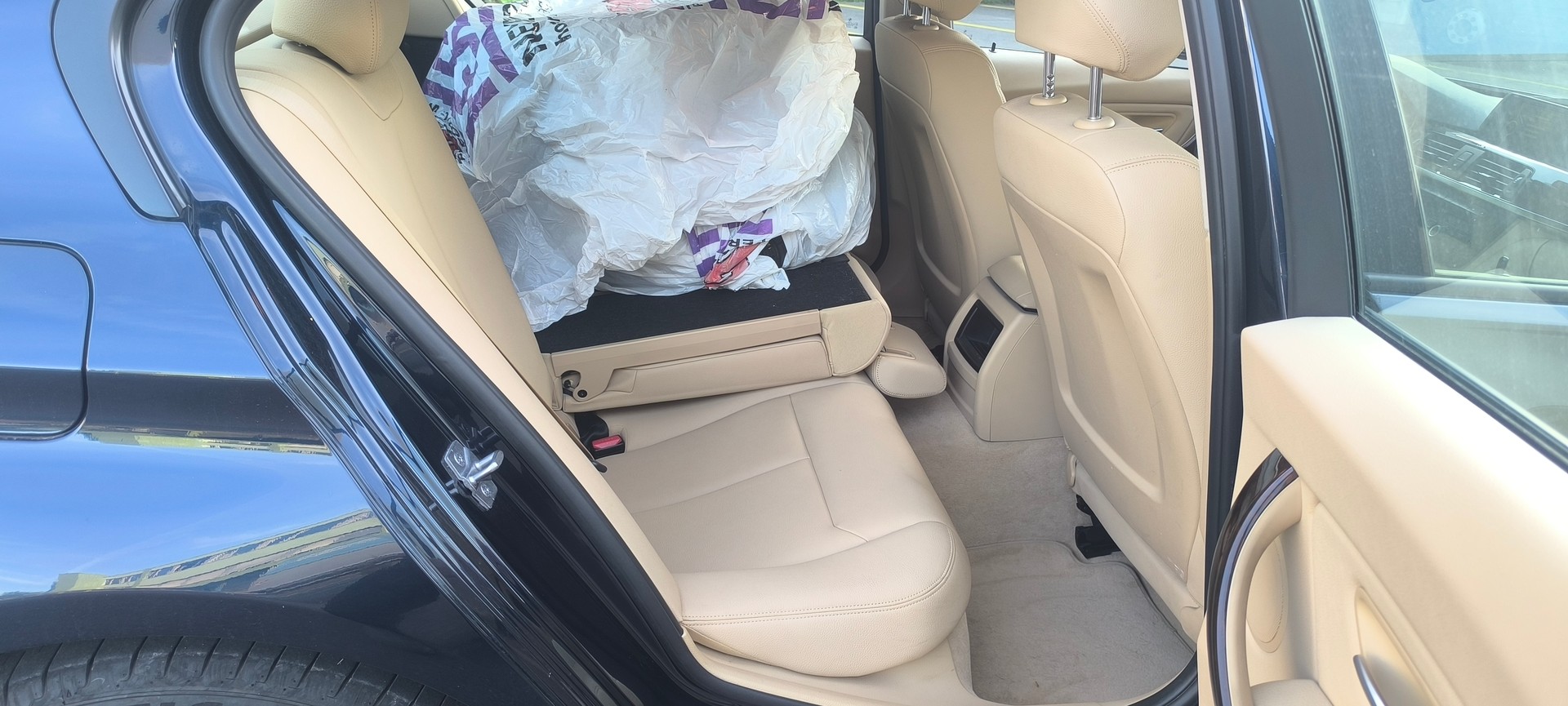 BMW 320i-image-14