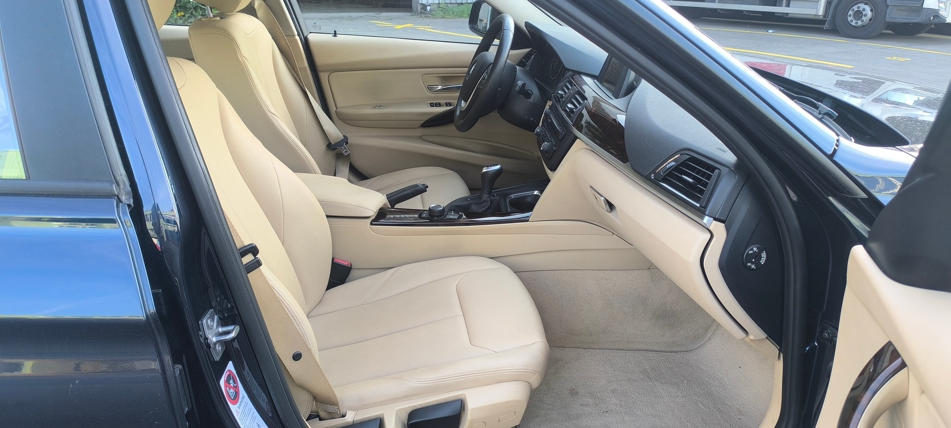 BMW 320i-image-12