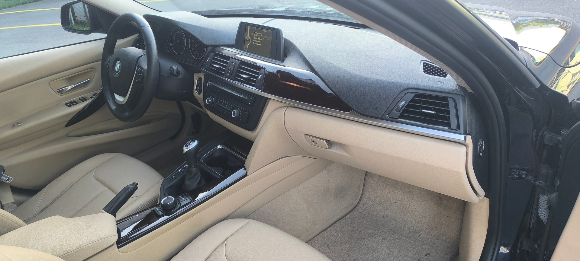 BMW 320i-image-13
