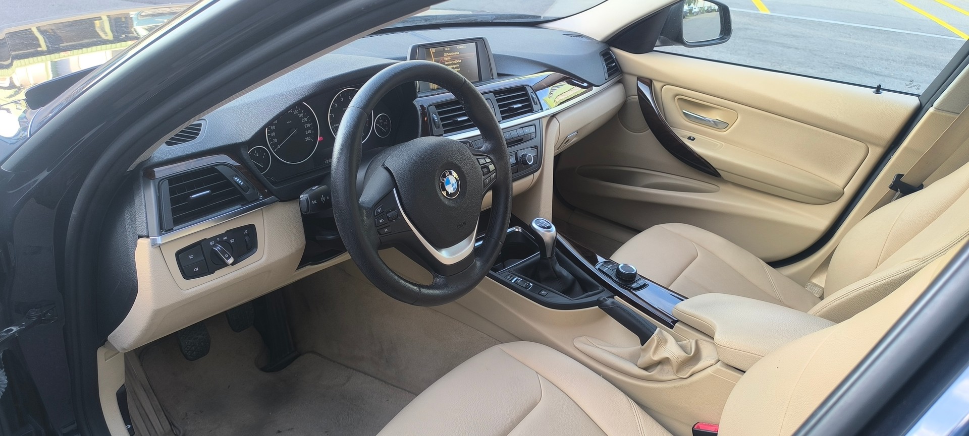 BMW 320i-image-11