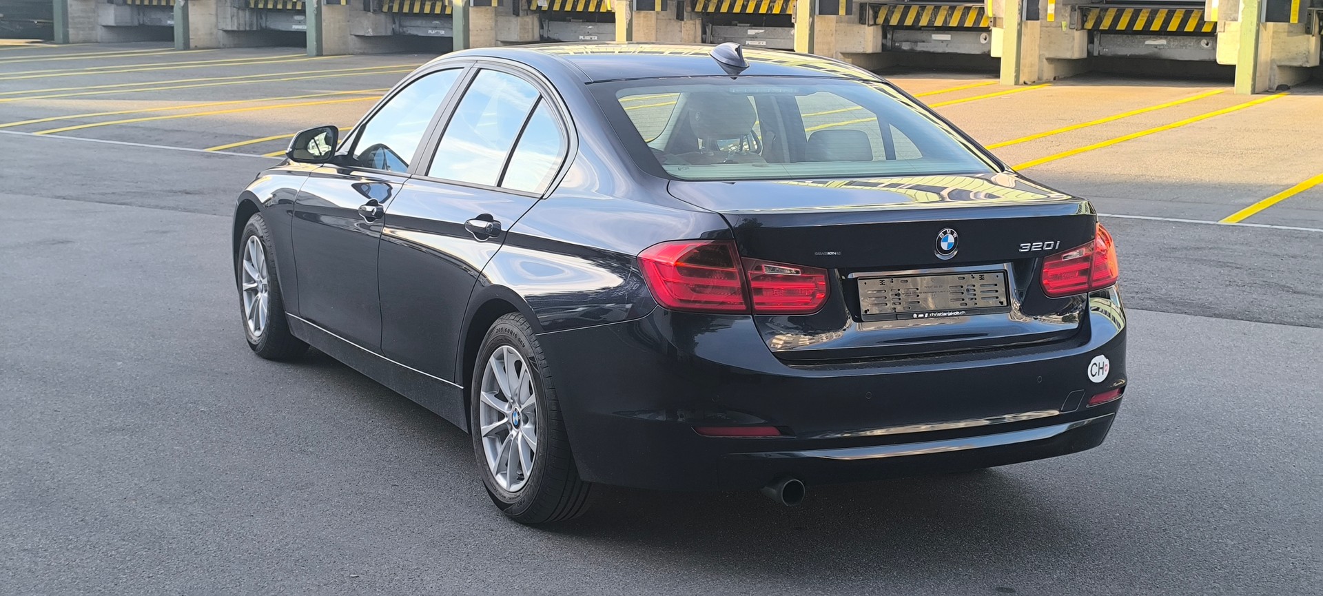 BMW 320i-image-3