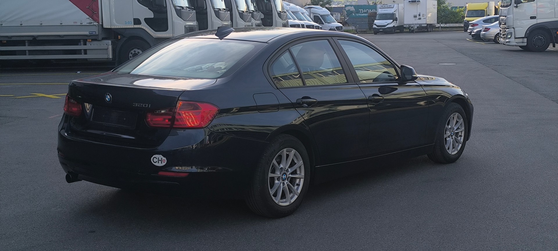 BMW 320i-image-5