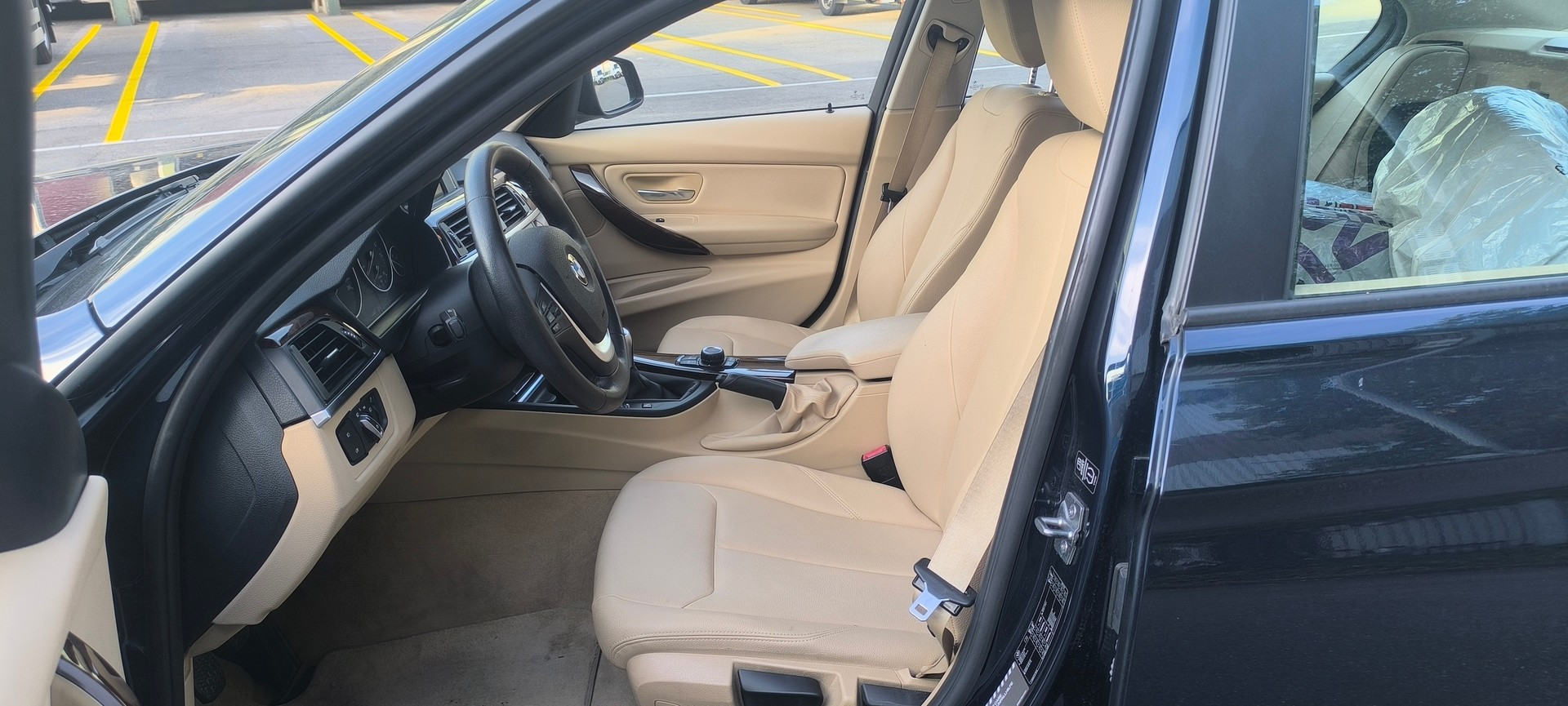 BMW 320i-image-10