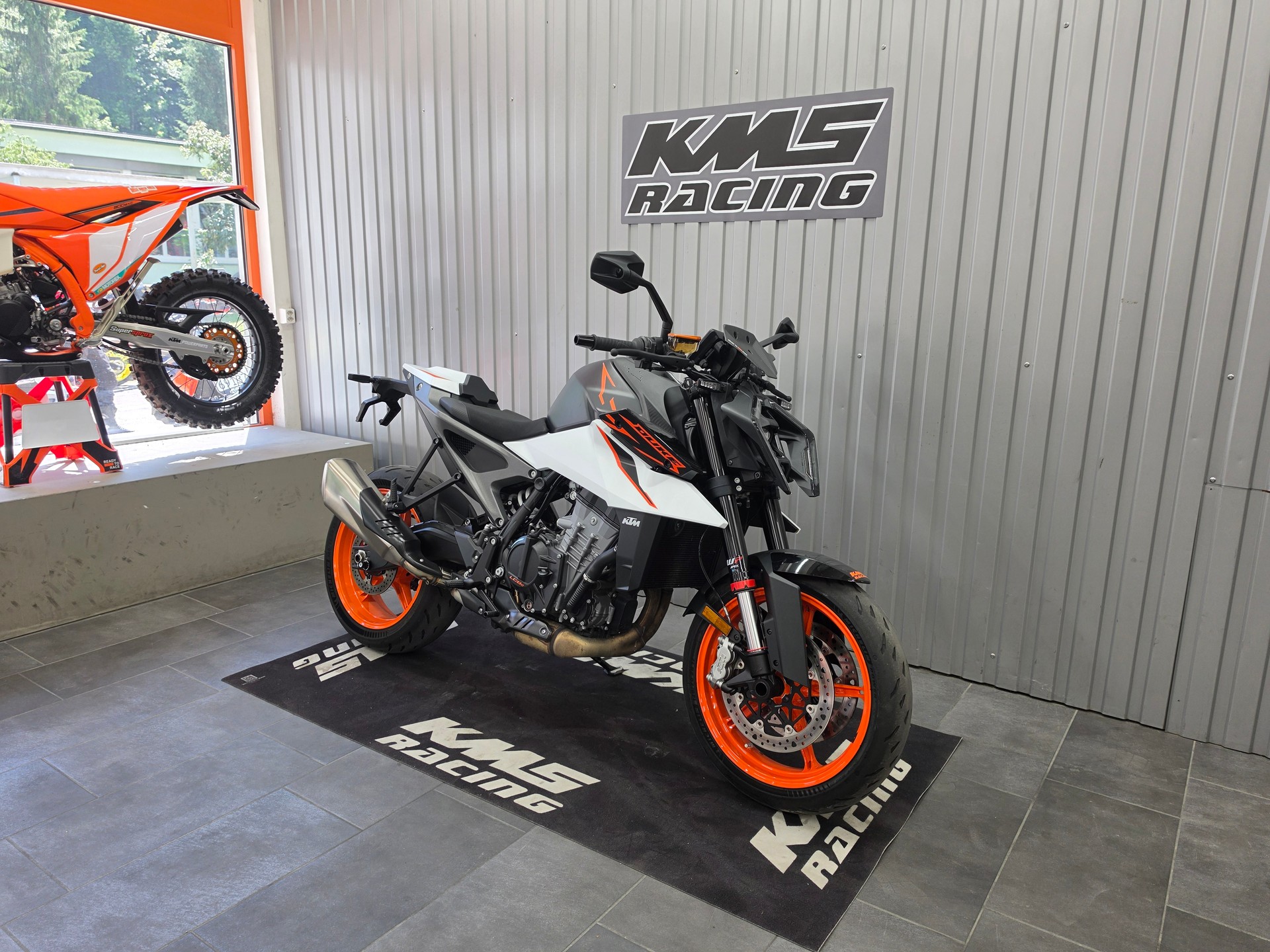 KTM 990 Duke-showroom-element-1