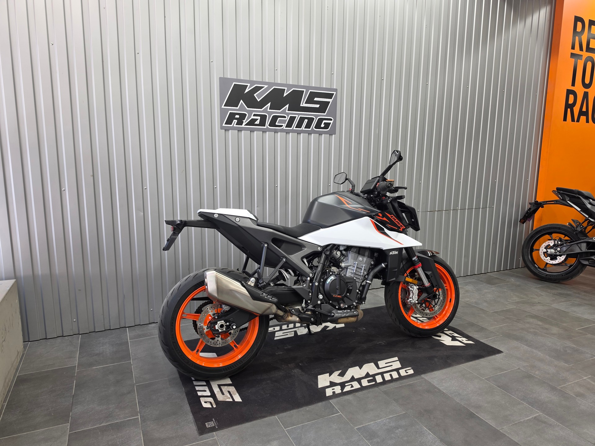 KTM 990 Duke-showroom-element-3