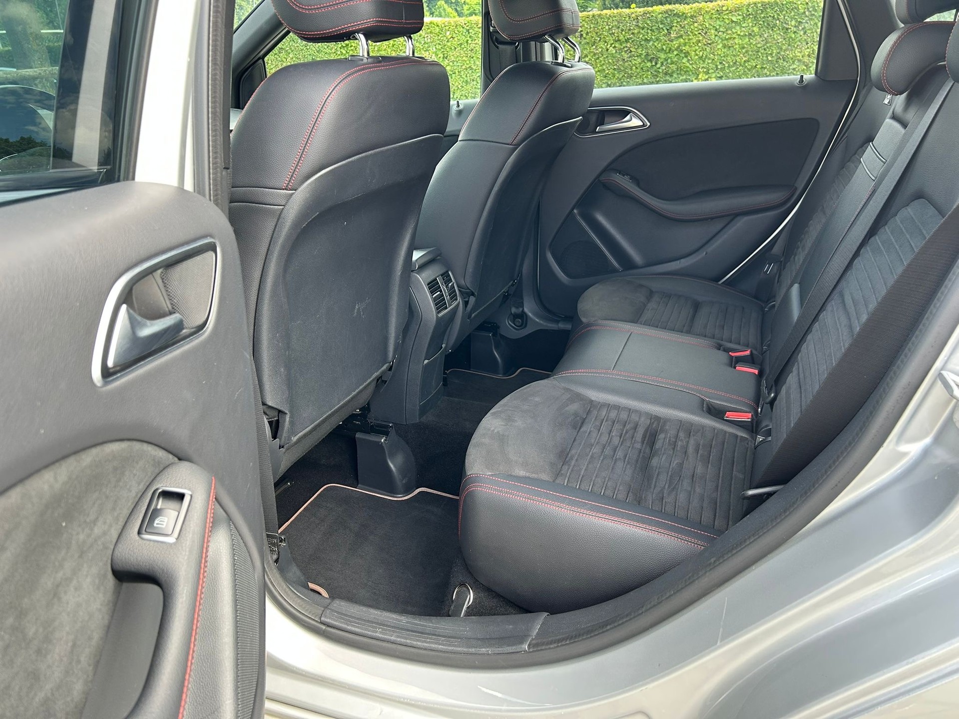 MERCEDES-BENZ B 220 CDI AMG Line 4Matic 7G-DCT-image-6