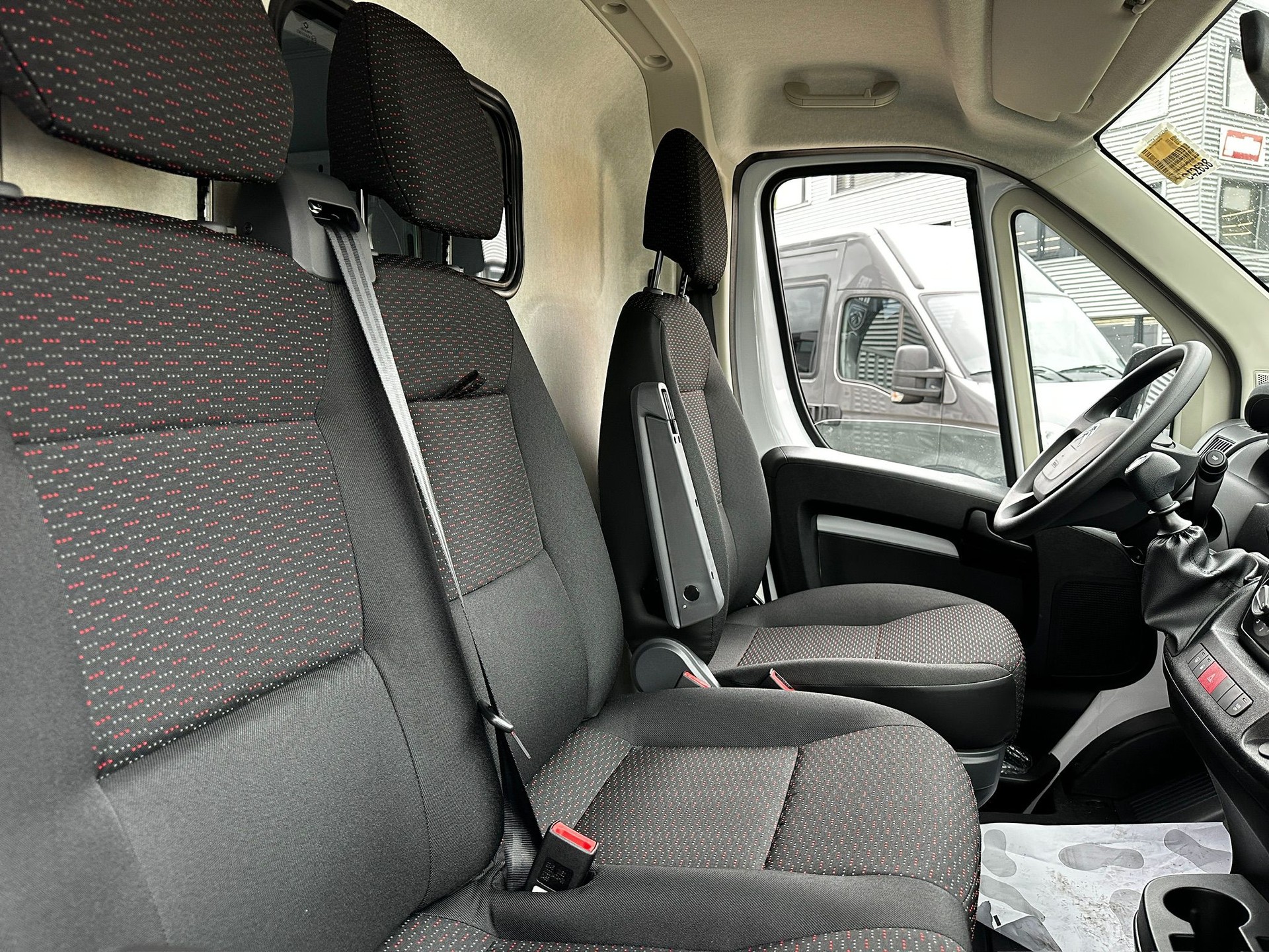CITROEN Jumper 33 2.2 BlueHDi 140 L3H2-image-12